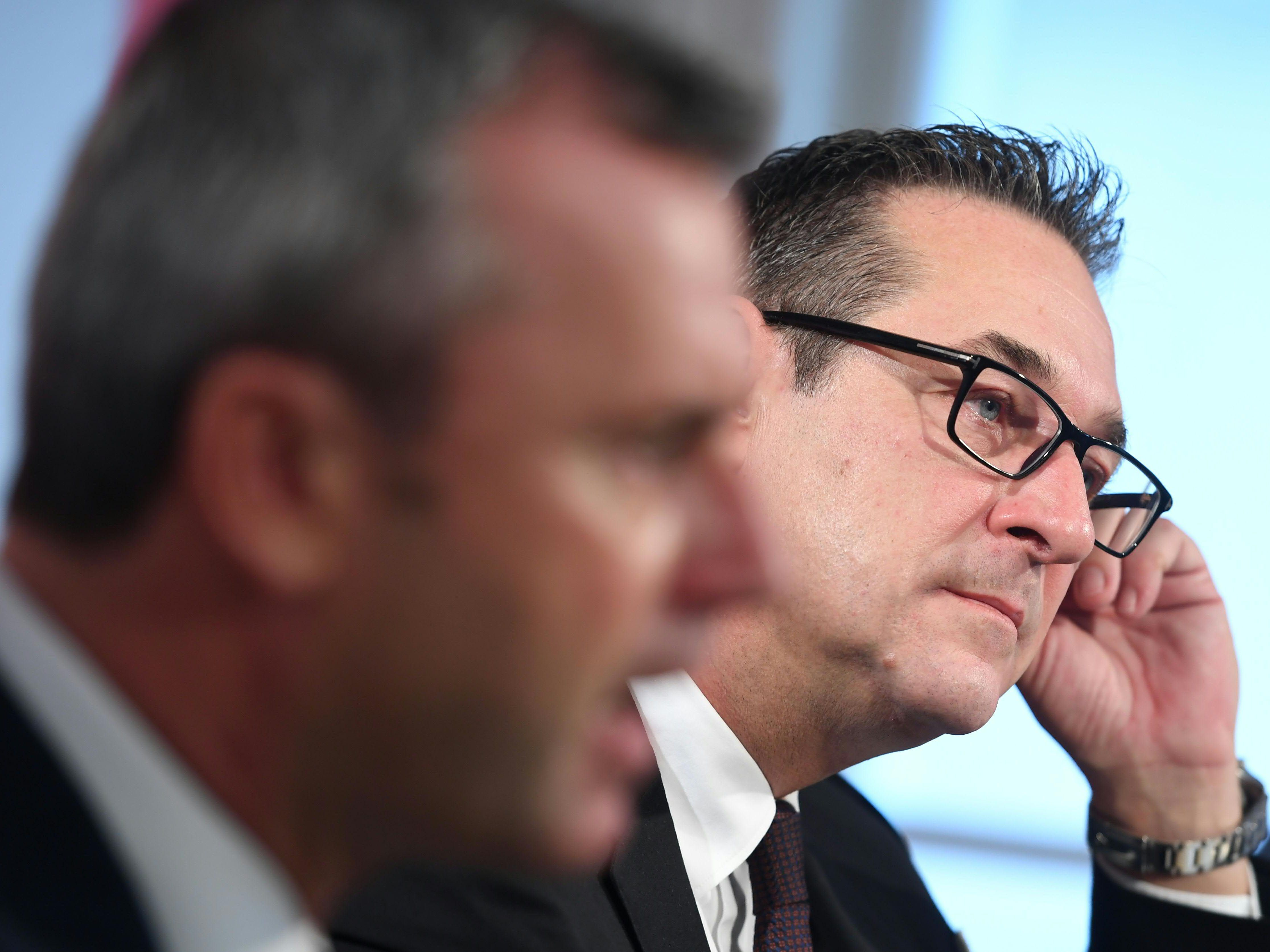 Strache wurde aus der FPÖ ausgeschlossen. Strache wurde aus der FPÖ ausgeschlossen.