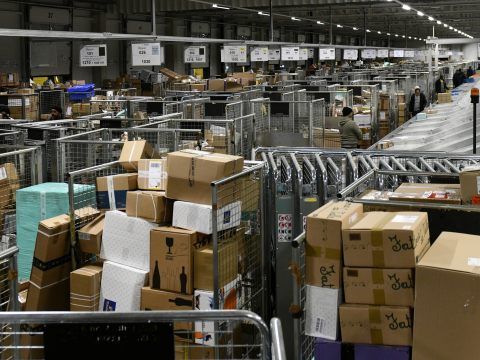 Der Druck auf die Paketzusteller nimmt in der Vorweihnachtszeit stark zu. ©APA/HANS PUNZ (Symbolbild) Der Druck auf die Paketzusteller nimmt in der Vorweihnachtszeit stark zu. ©APA/HANS PUNZ (Symbolbild)