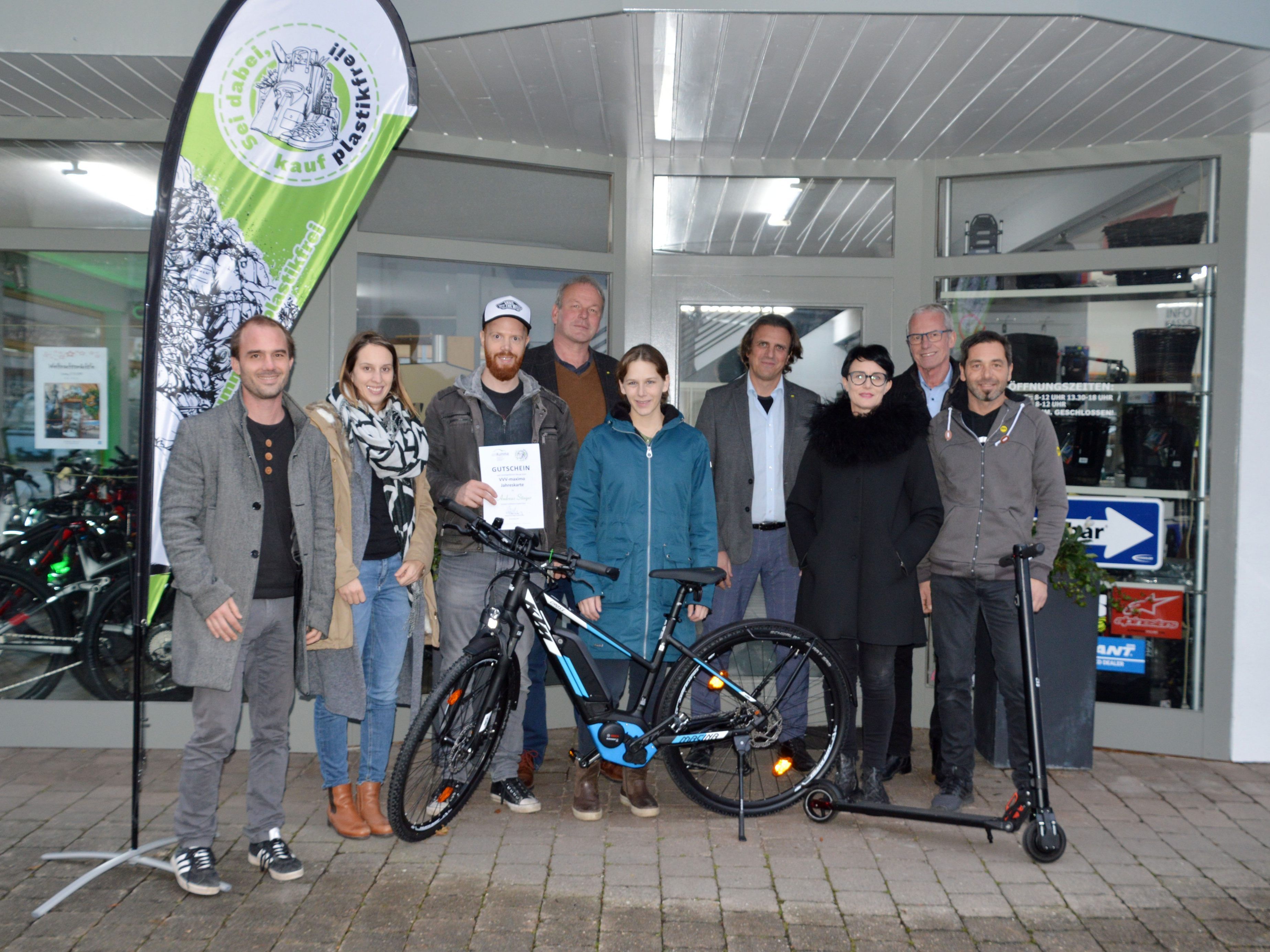 Die Bürgermeister Brändle, Loacker und Hölzl mit den Gewinnern Tina Hagen, Sabine Ender und Andreas Stieger sowie Stefan Wäger, Isabella Schnetzer und Dominik Heinzle. Die Bürgermeister Brändle, Loacker und Hölzl mit den Gewinnern Tina Hagen, Sabine Ender und Andreas Stieger sowie Stefan Wäger, Isabella Schnetzer und Dominik Heinzle.