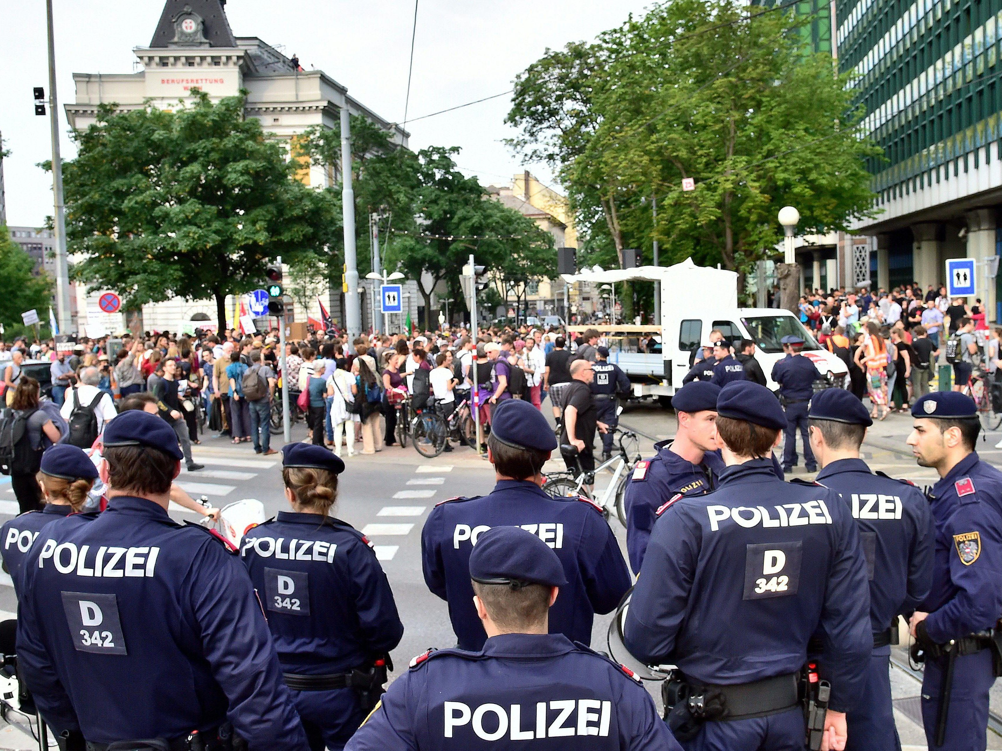 Bei einer Demonstration sollen Demonstranten von der Polizei verletzt worden sein.