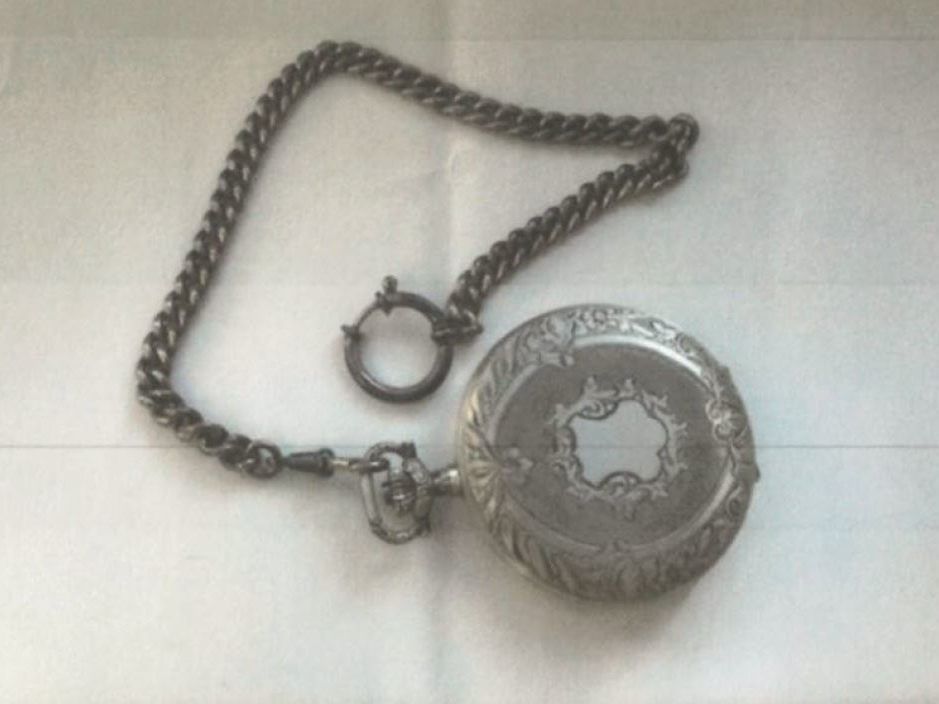 Die Polizei Wien fahndet nach dieser Taschenuhr.