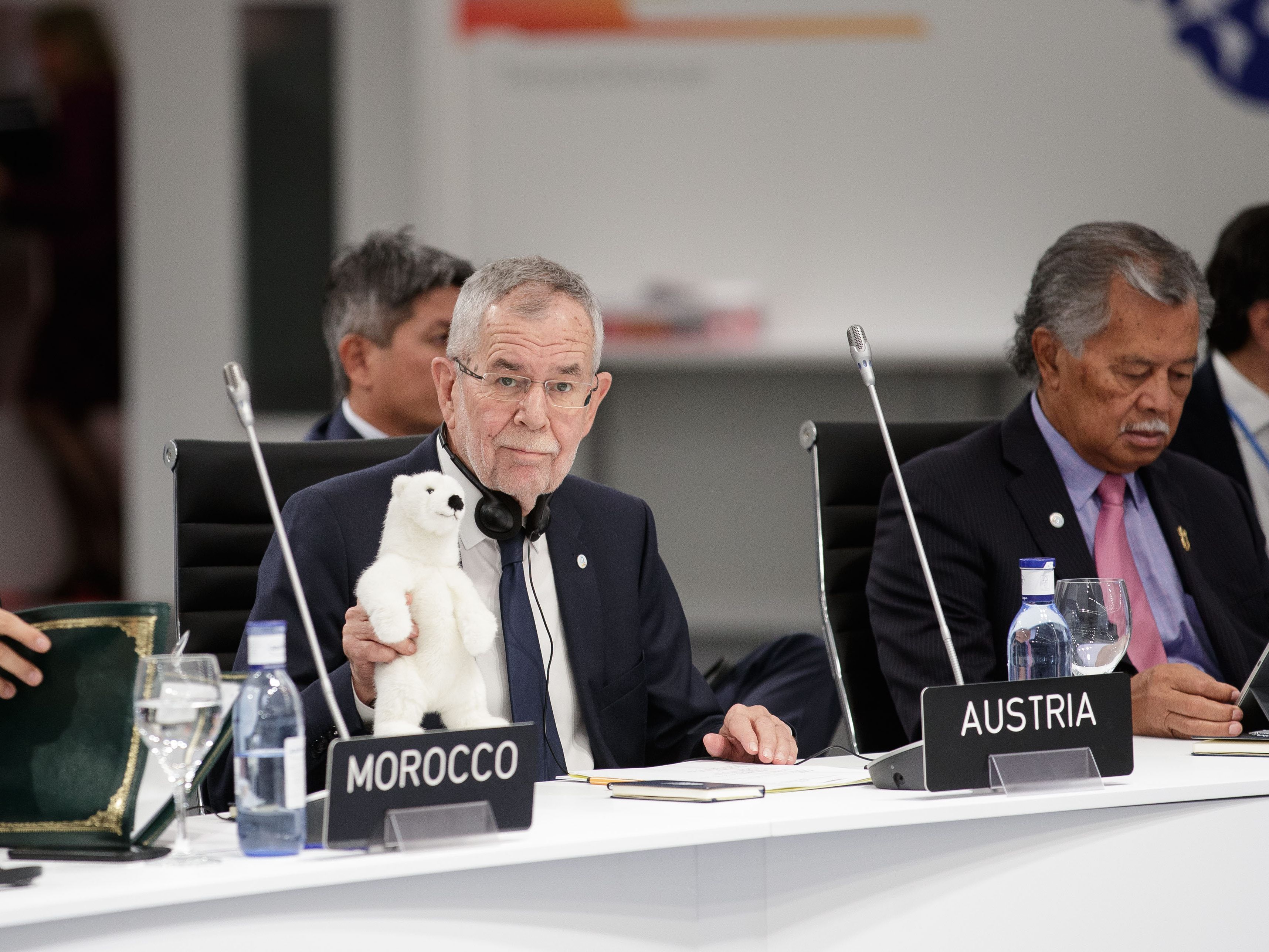 Van der Bellen hatte zur Unterstützung einen Kuscheleisbär dabei. Van der Bellen hatte zur Unterstützung einen Kuscheleisbär dabei.