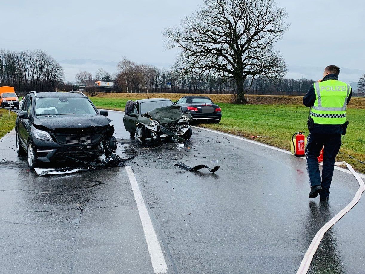 Der Unfall forderte drei Verletzte. Der Unfall forderte drei Verletzte.