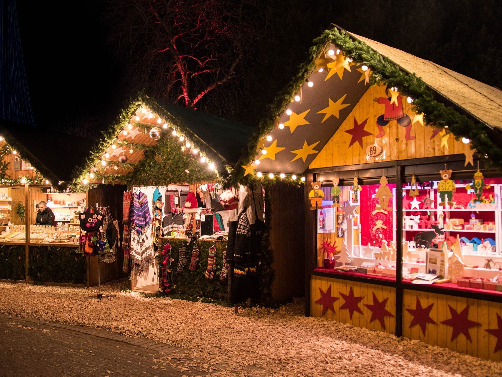 Auf der ganzen Welt gibt es Weihnachtsmärkte. Auf der ganzen Welt gibt es Weihnachtsmärkte.