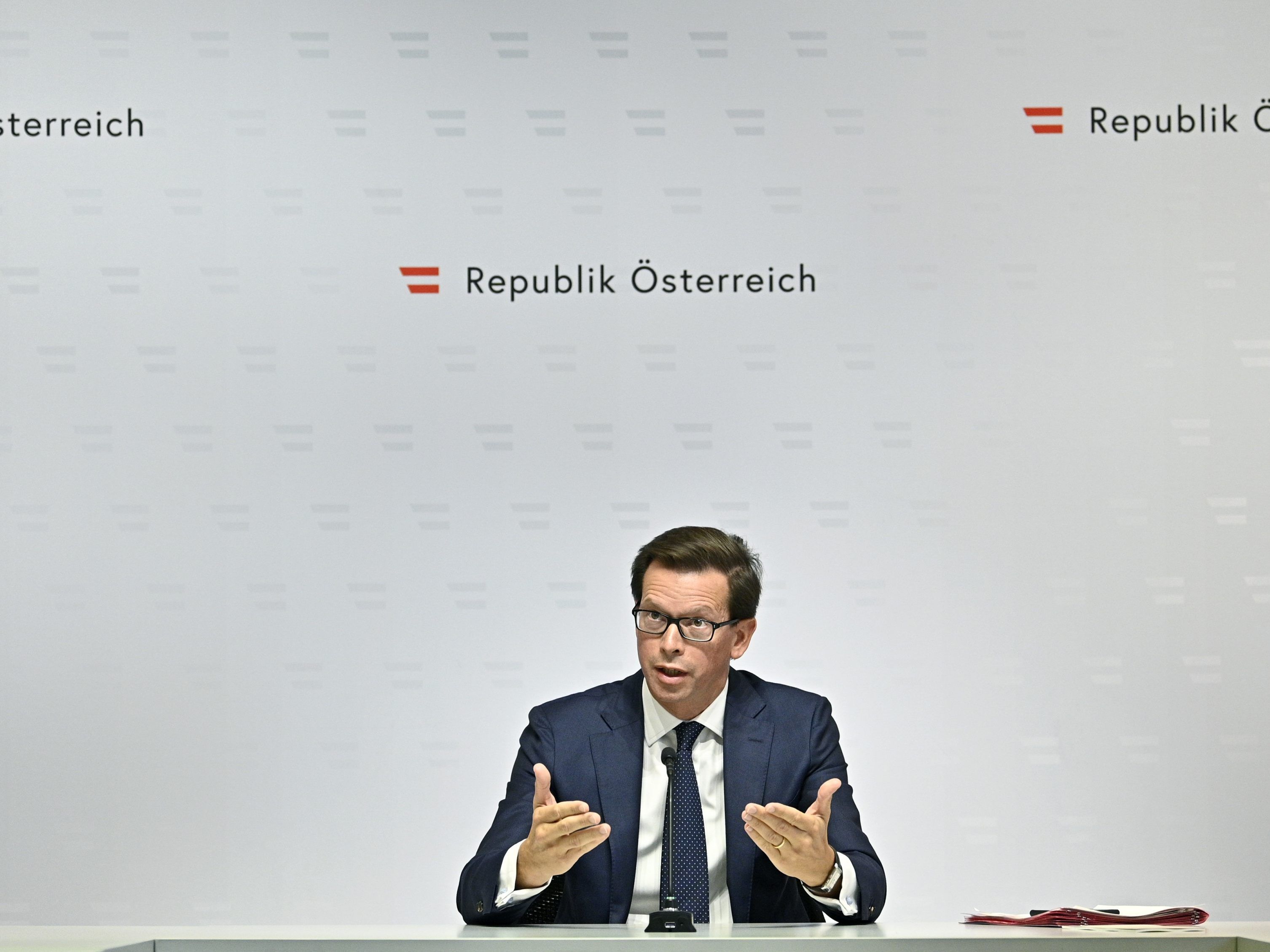 Regierungssprecher Winterstein rechnet mit einer baldigen Regierungsübergabe. Regierungssprecher Winterstein rechnet mit einer baldigen Regierungsübergabe.