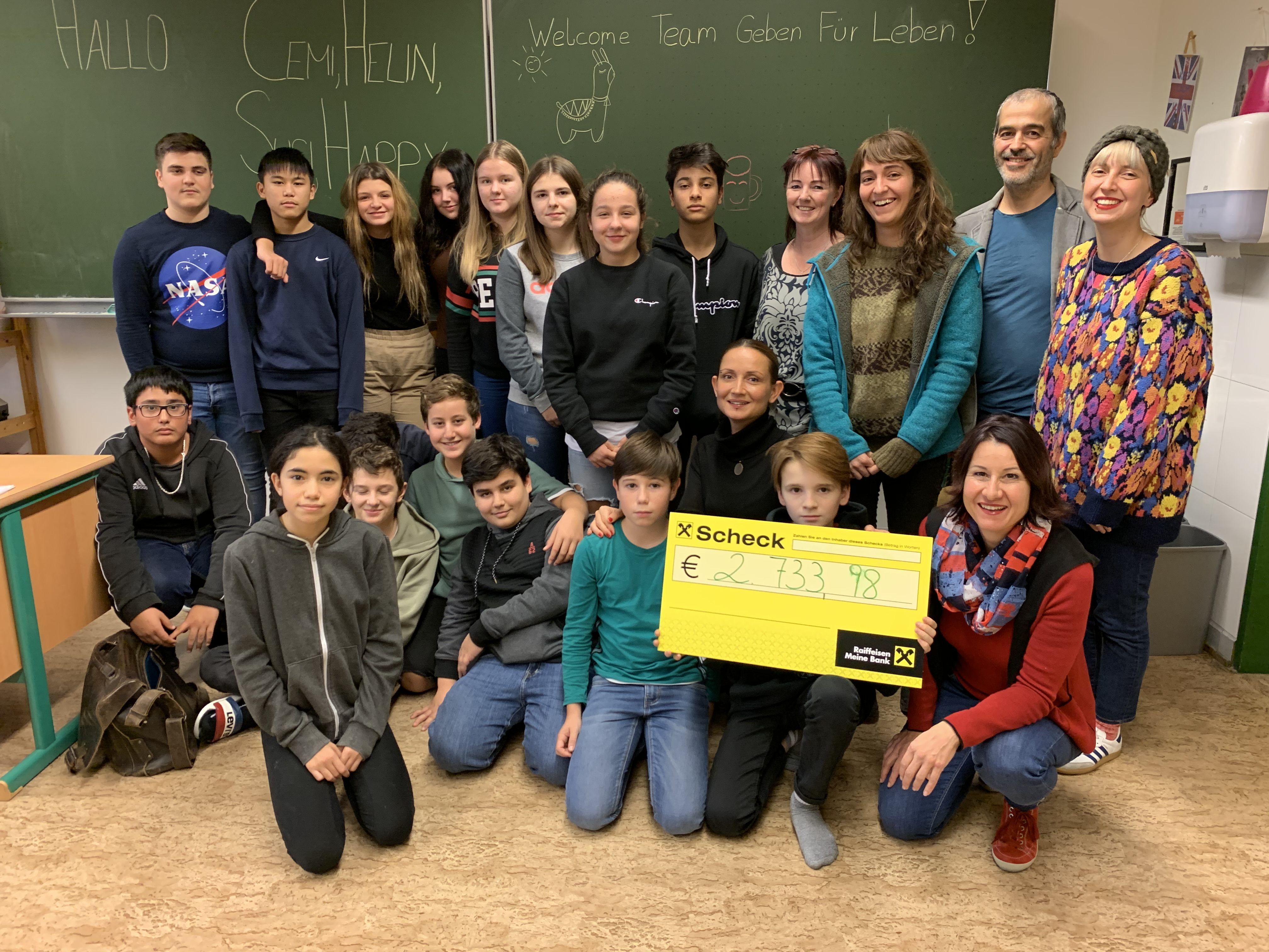 Stolz übergaben die Schülerinnen und Schüler den Spendenscheck an Susanne Marosch von Geben für Leben. Stolz übergaben die Schülerinnen und Schüler den Spendenscheck an Susanne Marosch von Geben für Leben.