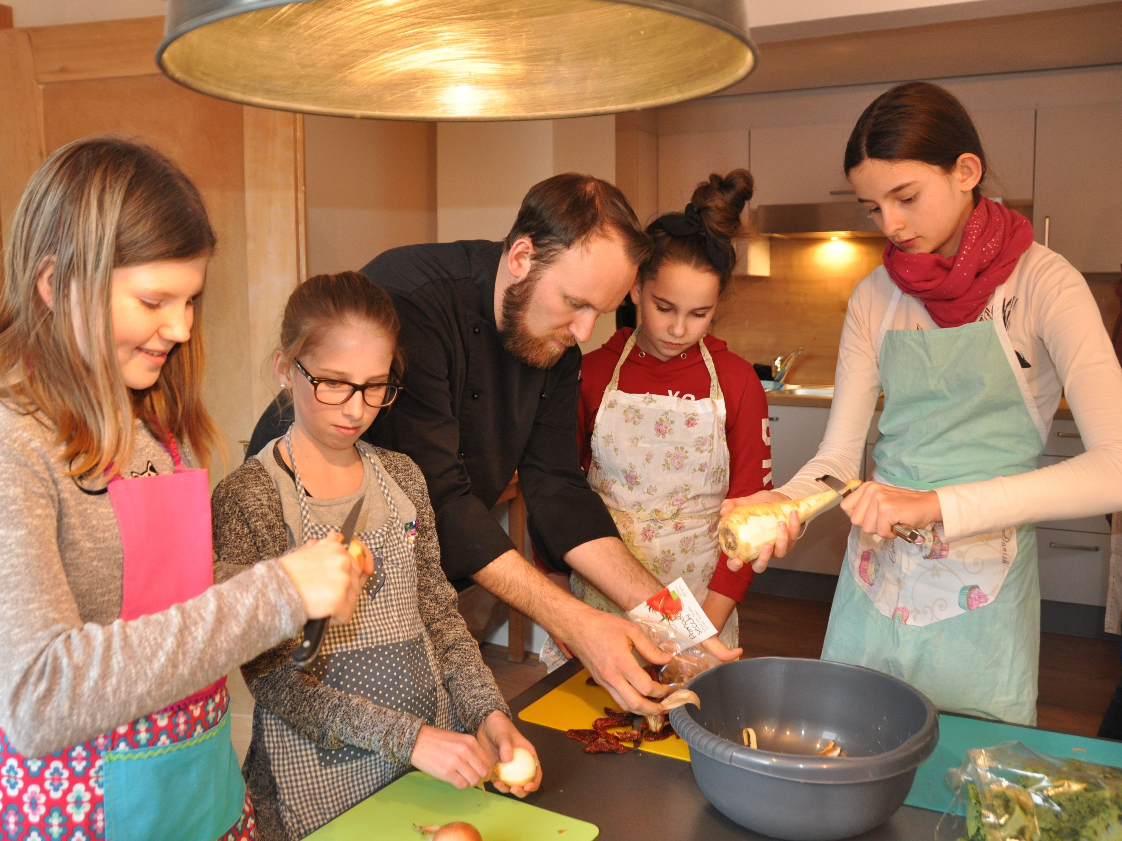 „Kochen mit dem Chefkoch“ heißt es am Donnerstag, 13. Februar, in der Mittelschule Rankweil. Tipps und Tricks für leckere Gerichte gibt’s dabei von Profikoch René Dreier-Marte.