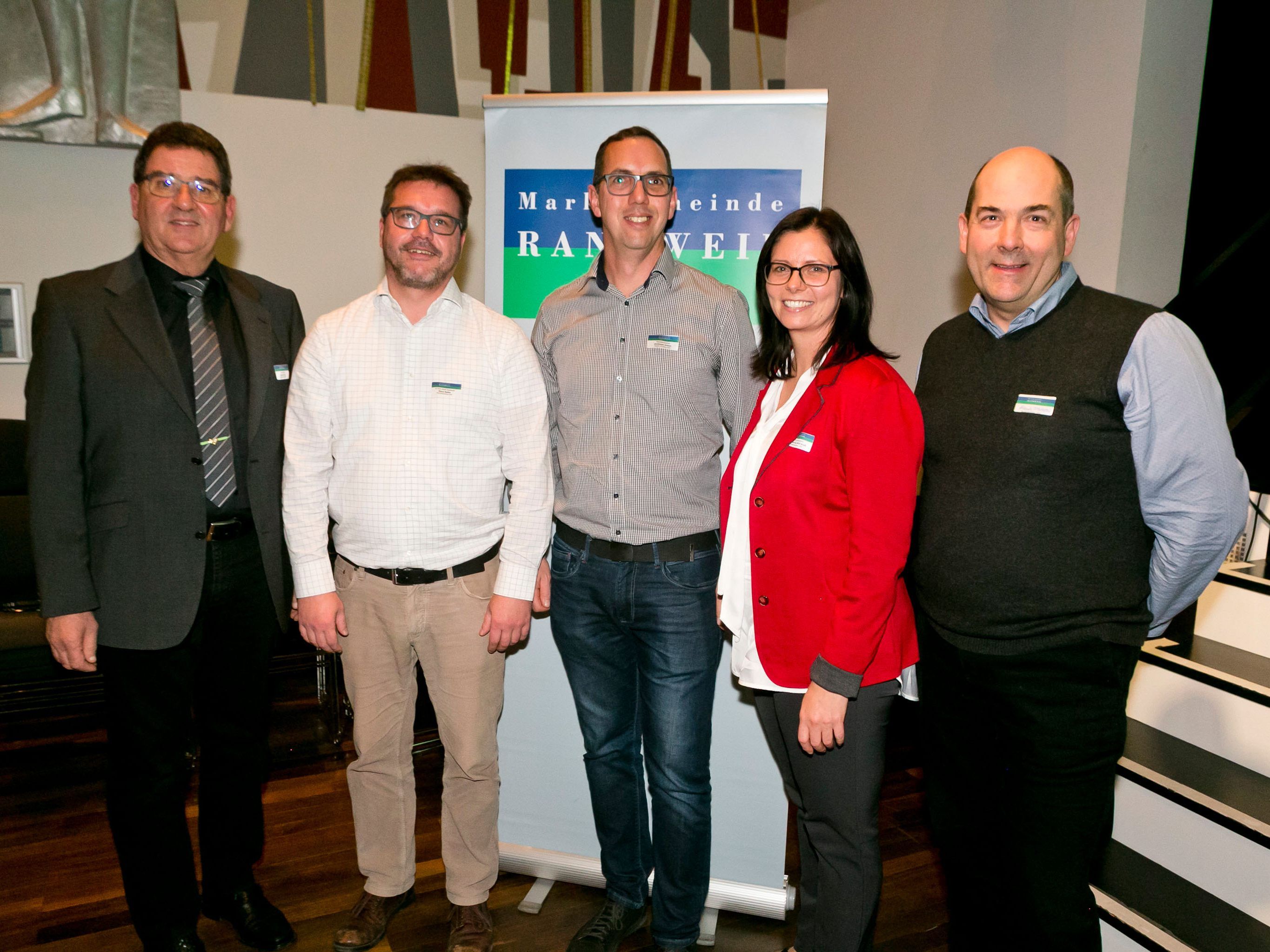 Gemeinderat Helmut Jenny mit Klaus Beiter (FC RW Rankweil), Christoph Entner, Bgm. Katharina Wöß-Krall und Gemeinderat Alejandro Schwaszta