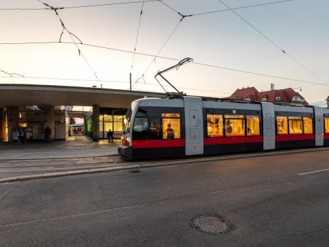 Nach dem Wasserrohrbruch in der Linzer Straße sind die Straßenbahnen wieder im Einsatz.