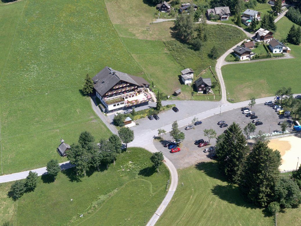 Der Alpengasthof Peterhof soll abgerissen werden und einer modernen Infrastruktur für Tages- und Übernachtungsgäste weichen. Der Alpengasthof Peterhof soll abgerissen werden und einer modernen Infrastruktur für Tages- und Übernachtungsgäste weichen.