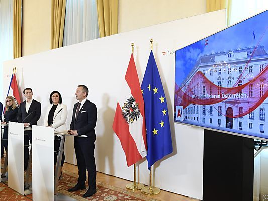 Vertreter der Bundesregierung mit den A1-Spitzen Arnoldner und Grausam