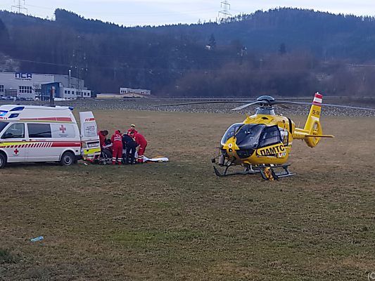 Einsatzkräfte nahe der Unfallstelle