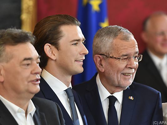 Bundespräsident Van der Bellen liegt vor Kurz und Kogler Bundespräsident Van der Bellen liegt vor Kurz und Kogler