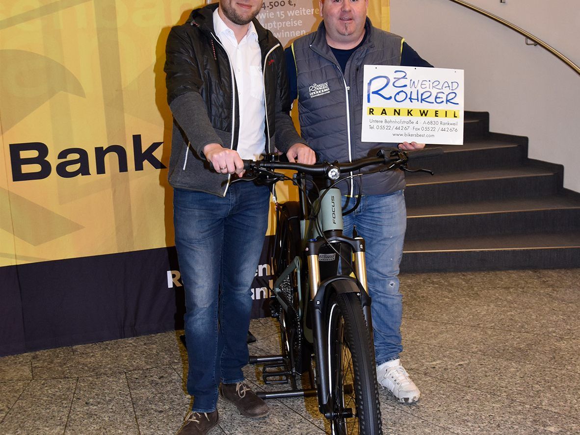 Einige der Gewinnerinnen und Gewinner mit Karl Loacker (Raiffeisenbank Rankweil), René Nick (SKRIBO Nick) und Bürgermeisterin Katharina Wöß-Krall.