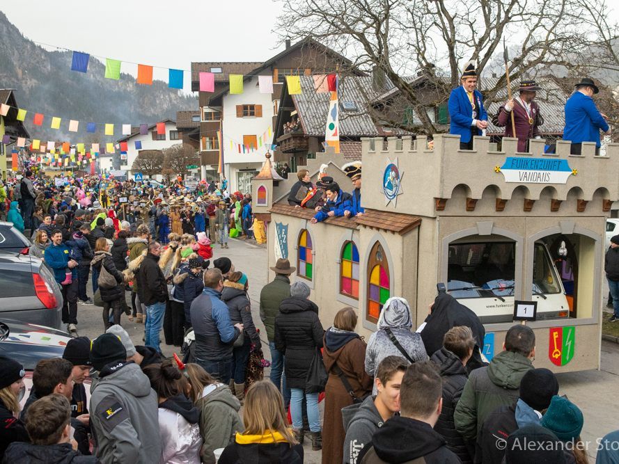 56 verschiedene Gruppen mit rund 1650 Teilnehmer zogen in buntem Reigen durch Vandans 56 verschiedene Gruppen mit rund 1650 Teilnehmer zogen in buntem Reigen durch Vandans