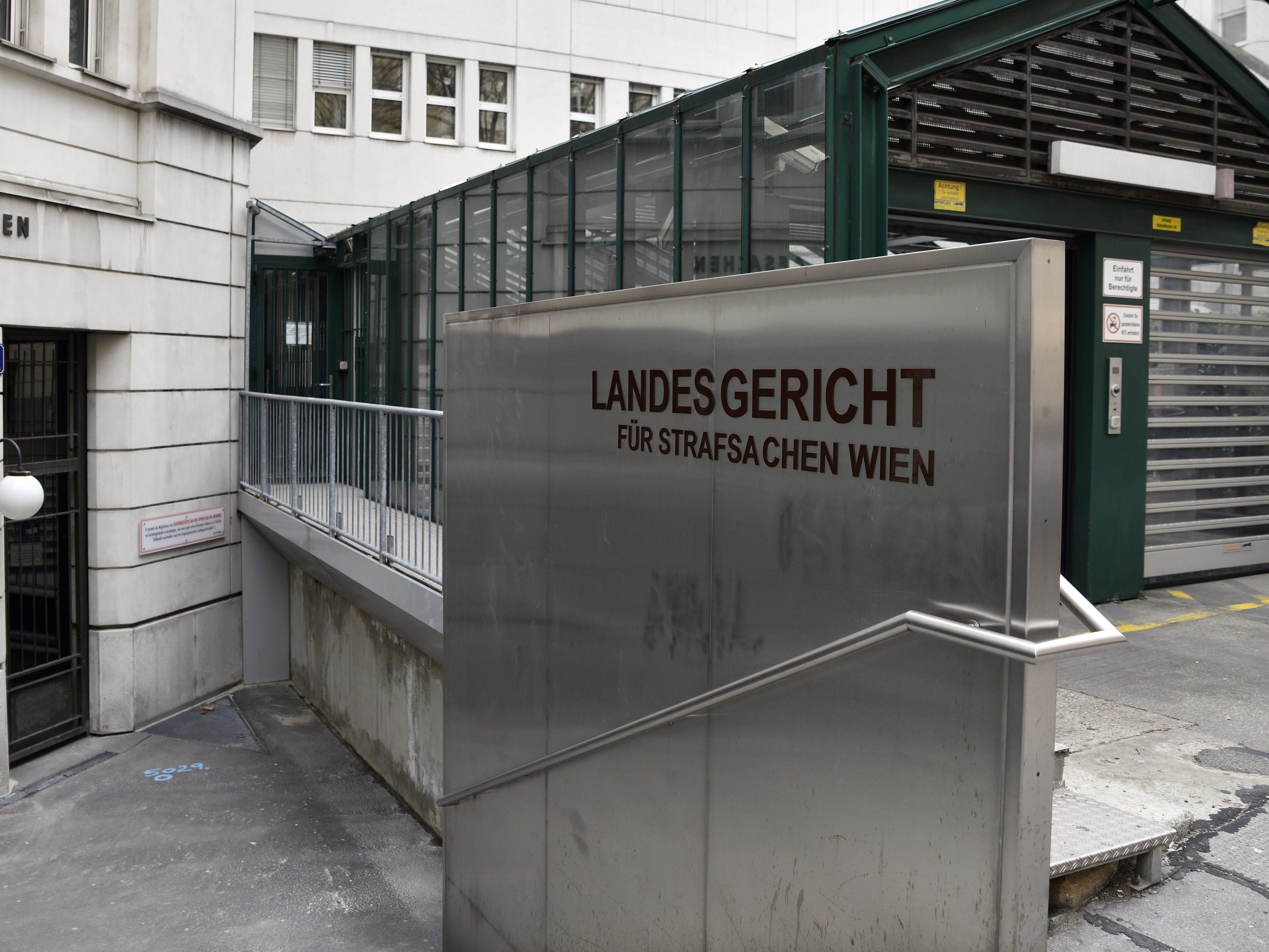 Die Justizwache durchsucht das Gebäude nach dem Flüchtigen. Die Justizwache durchsucht das Gebäude nach dem Flüchtigen.