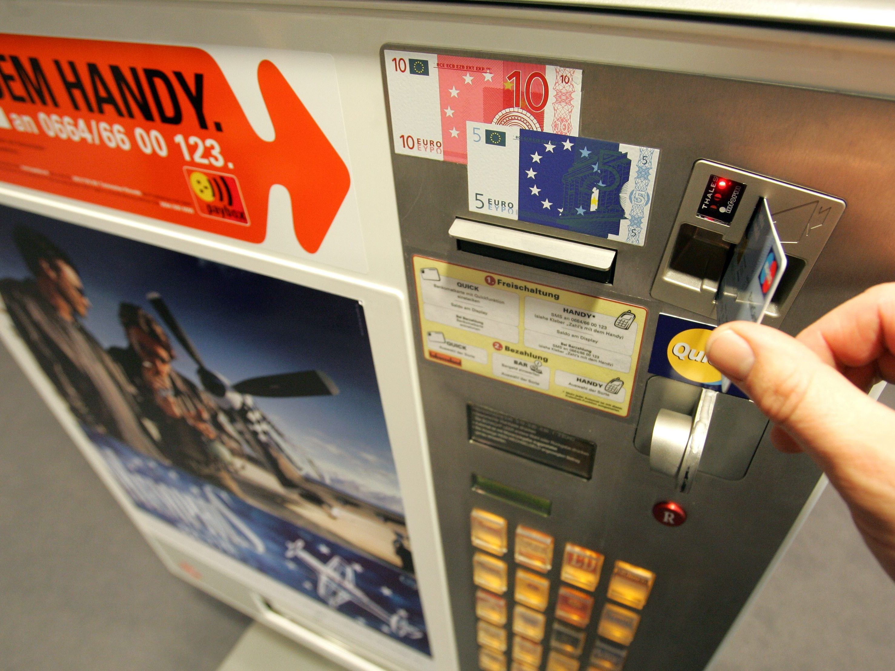 Unbekannte sprengten einen Zigarettenautomaten in die Luft.