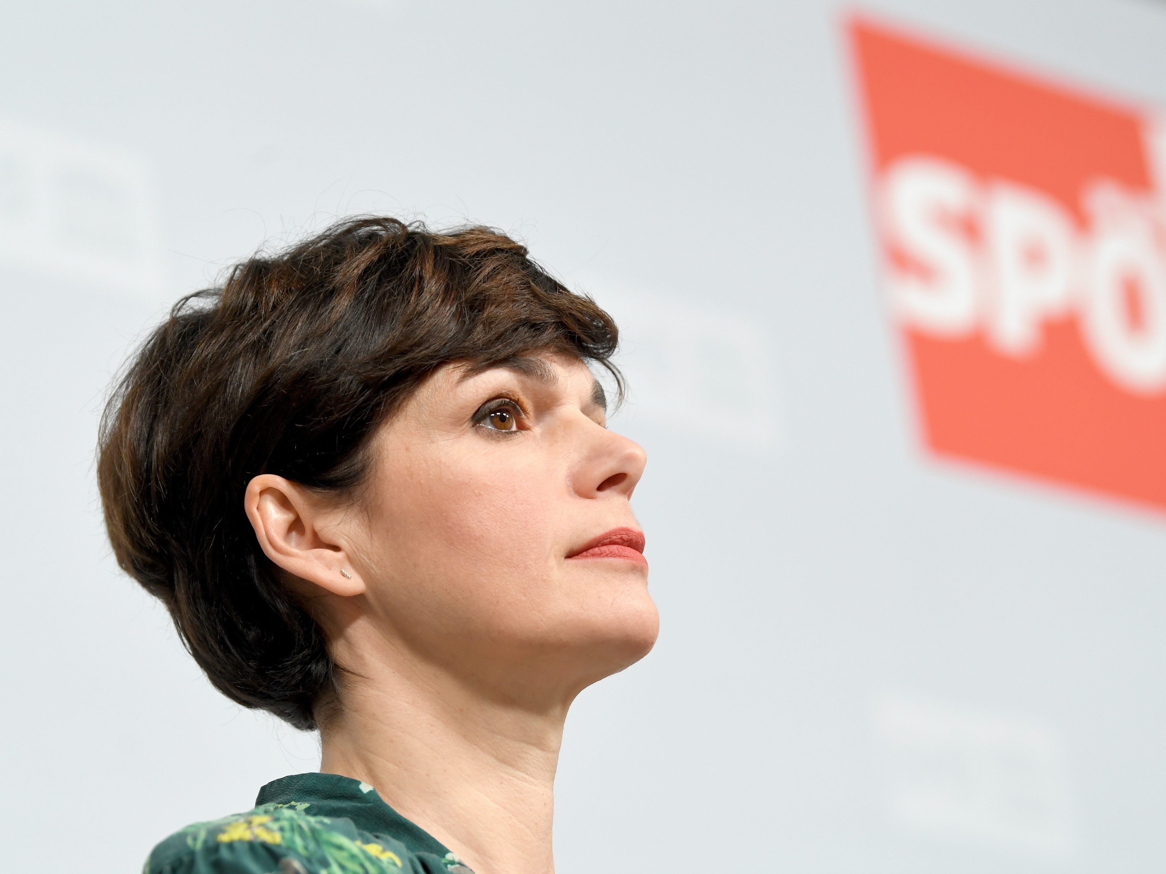 Die SPÖ-Chefin läuft gegen die Abschaffung der neuen Hacklerregelung Sturm.