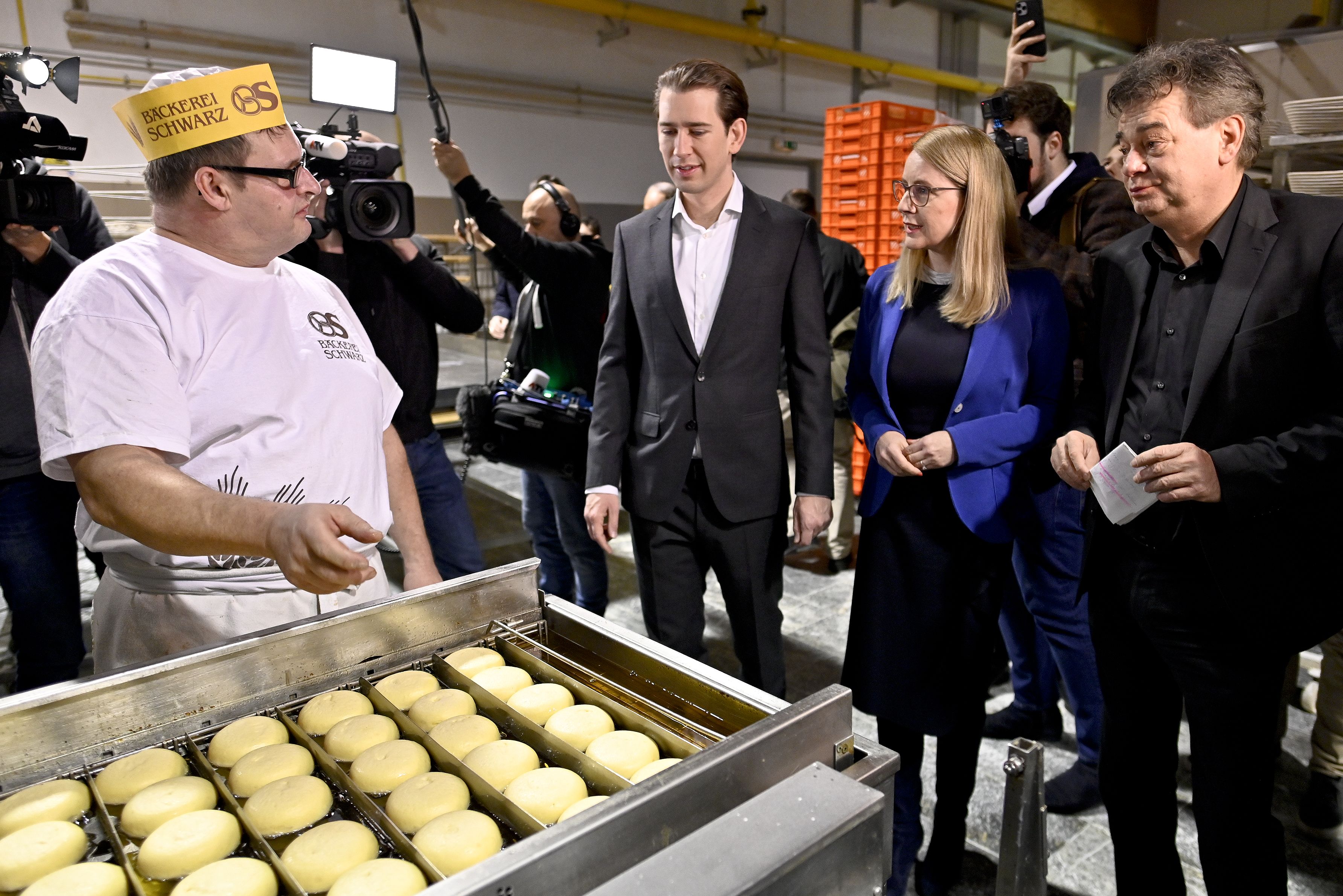 Kurz, Schramböck und Kogler zwischen Mehl und Milch... 