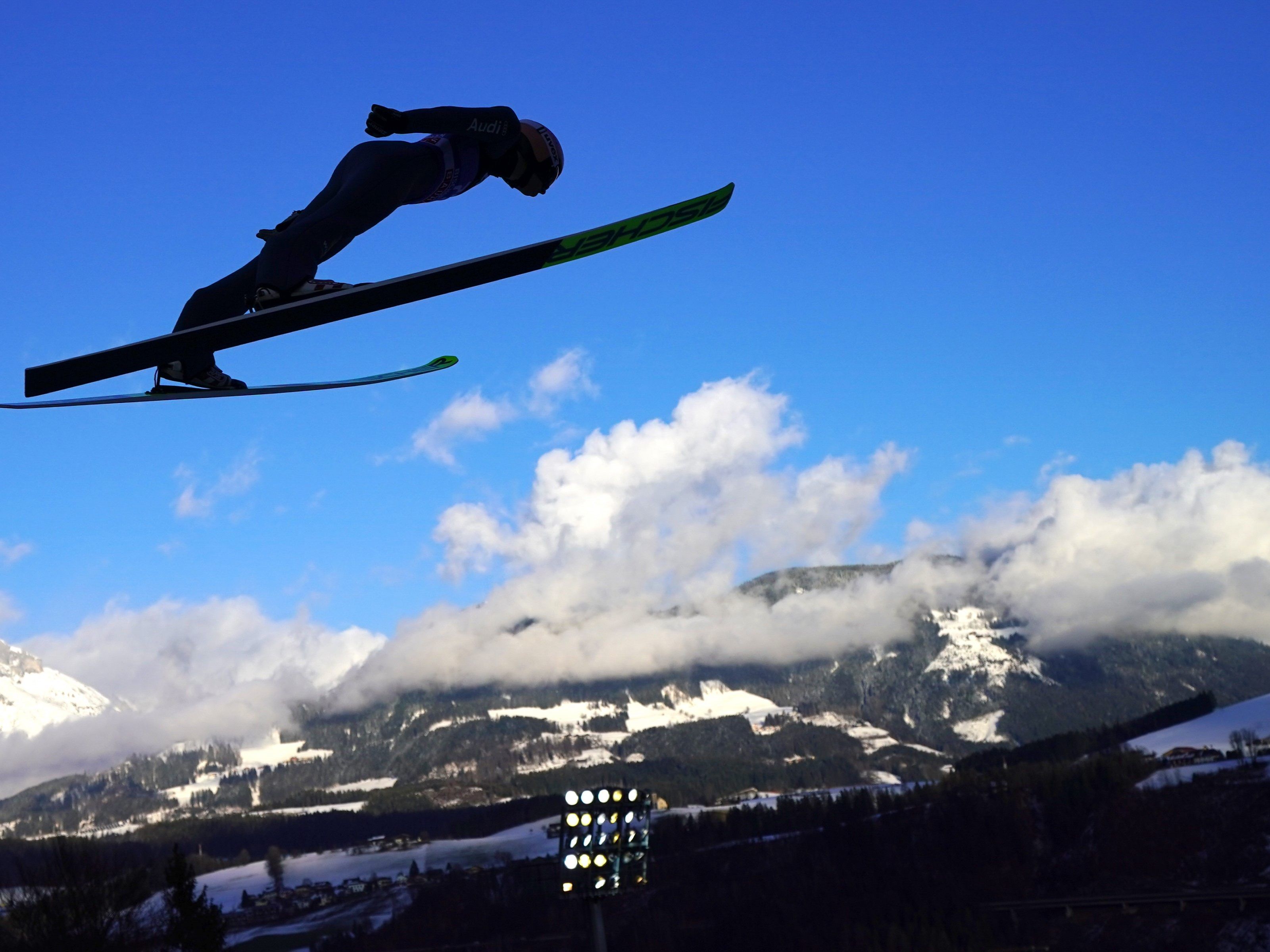 Karl Geiger (GER) während des Trainings im Rahmen der Vierschanzentournee