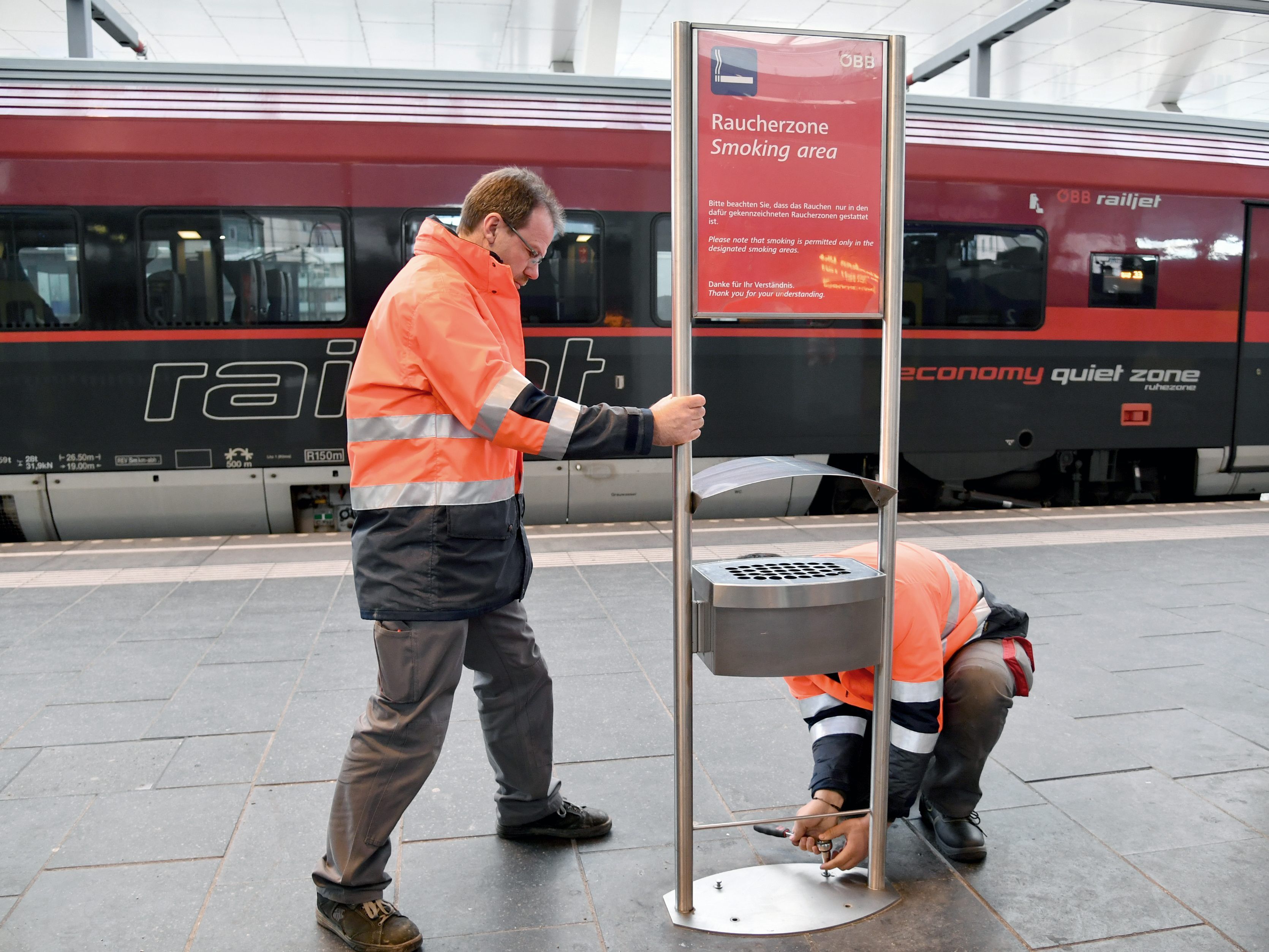 Die Aschenbecher, welche die Raucherzonen auf den Bahnsteigen markierten, werden abmontiert.