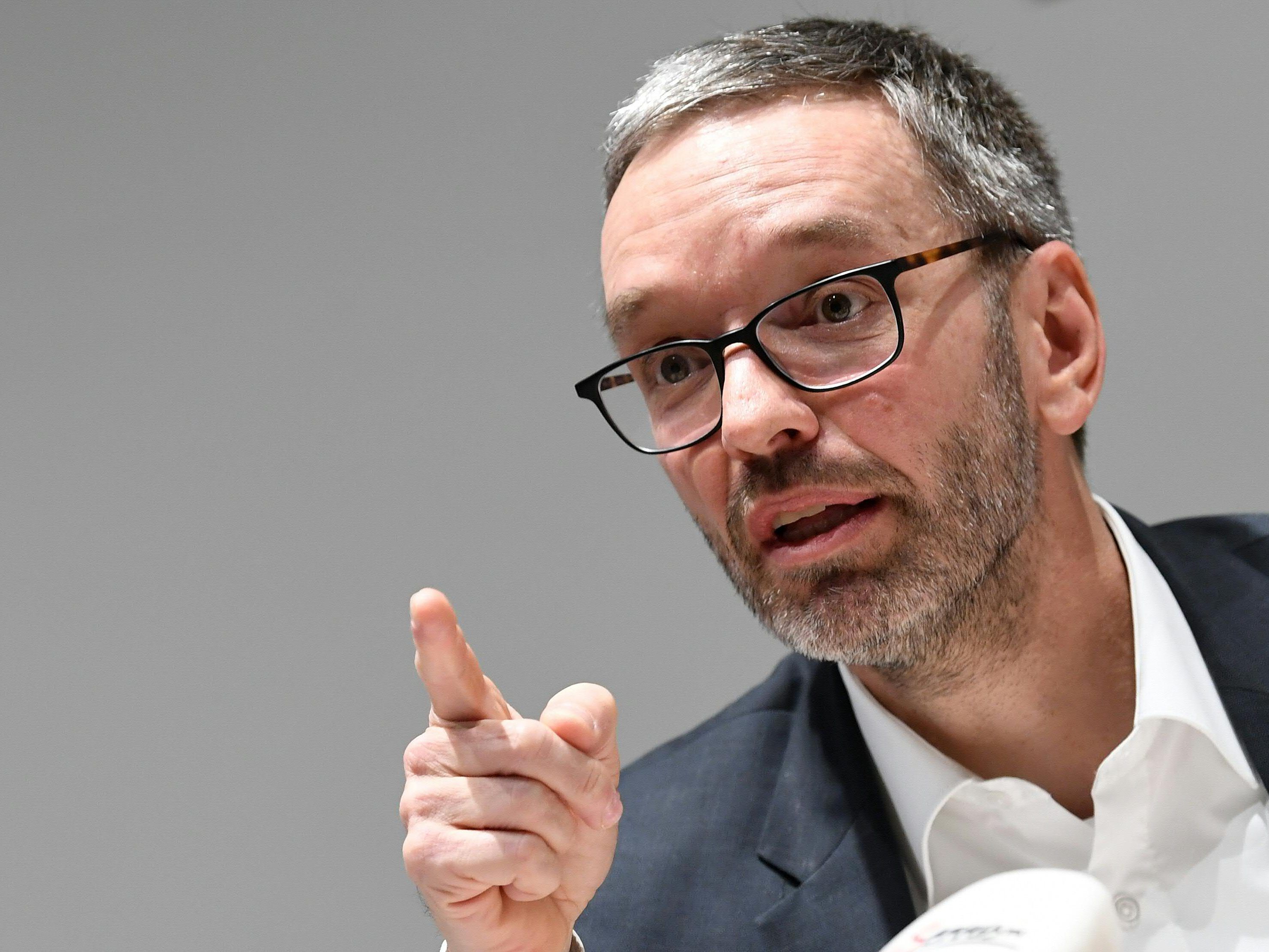 Herbert Kickl und Johann Tschürtz protestierten in Deutschkreutz. Herbert Kickl und Johann Tschürtz protestierten in Deutschkreutz.