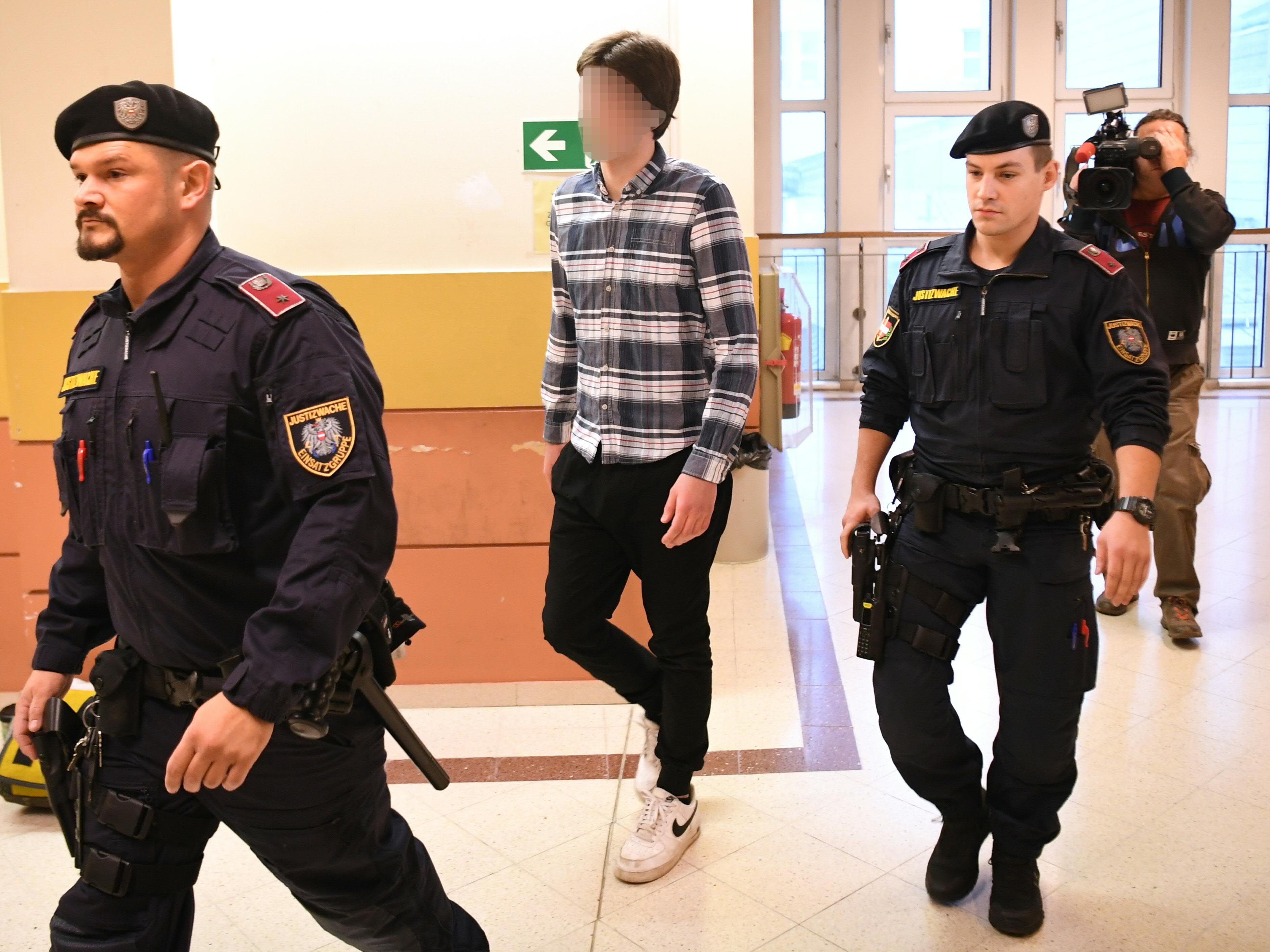 Ein 18-Jähriger muss sich vor Gericht verantworten. Ein 18-Jähriger muss sich vor Gericht verantworten.
