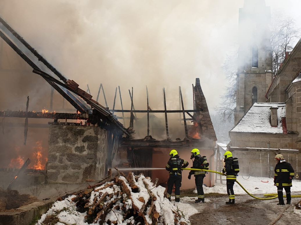 Ein Übergreifen der Flammen auf andere Gebäude wurde verhindert.