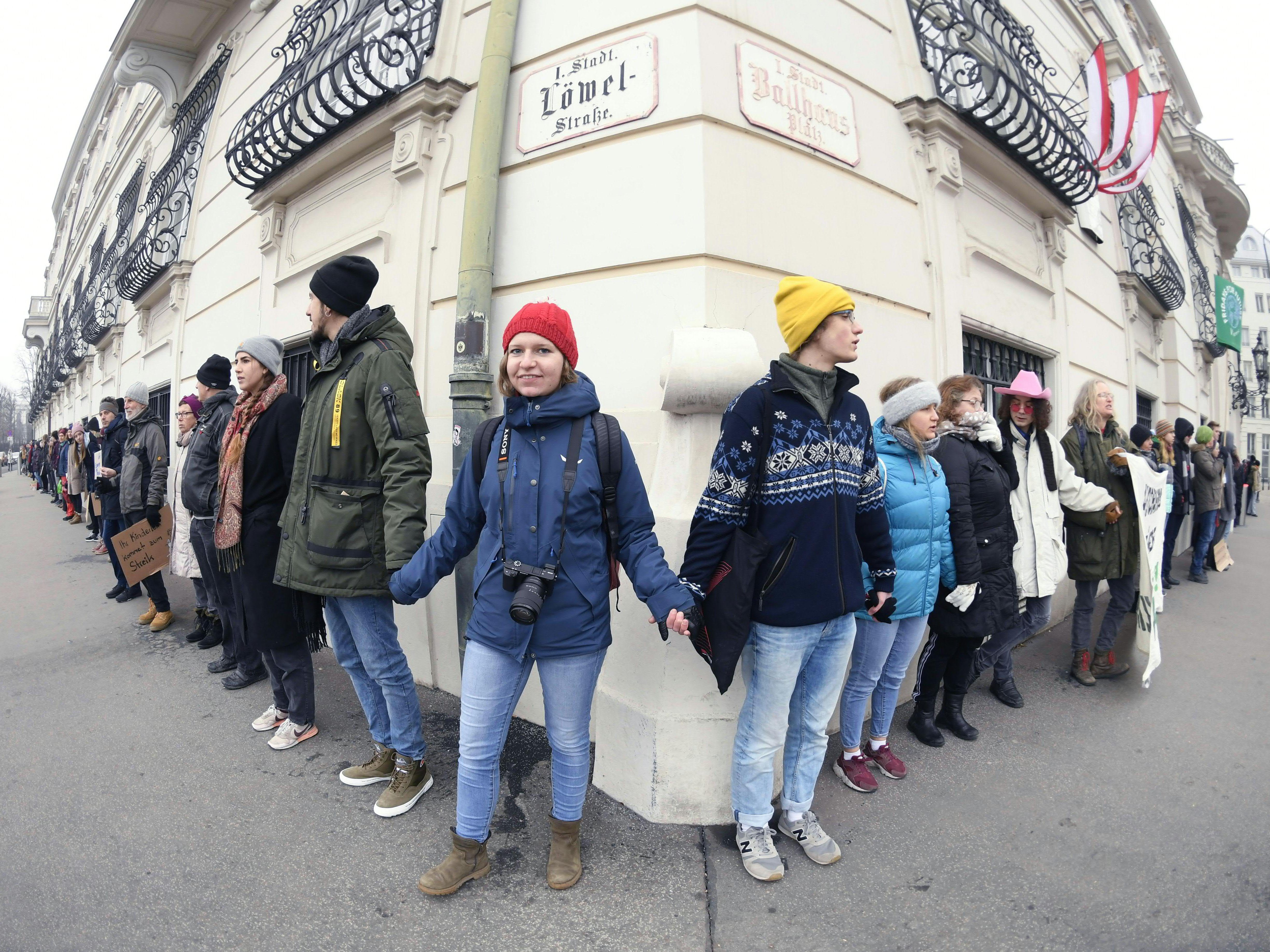 Rund 100 Personen protestierten für eine raschere Ökologisierung des Steuersystems.