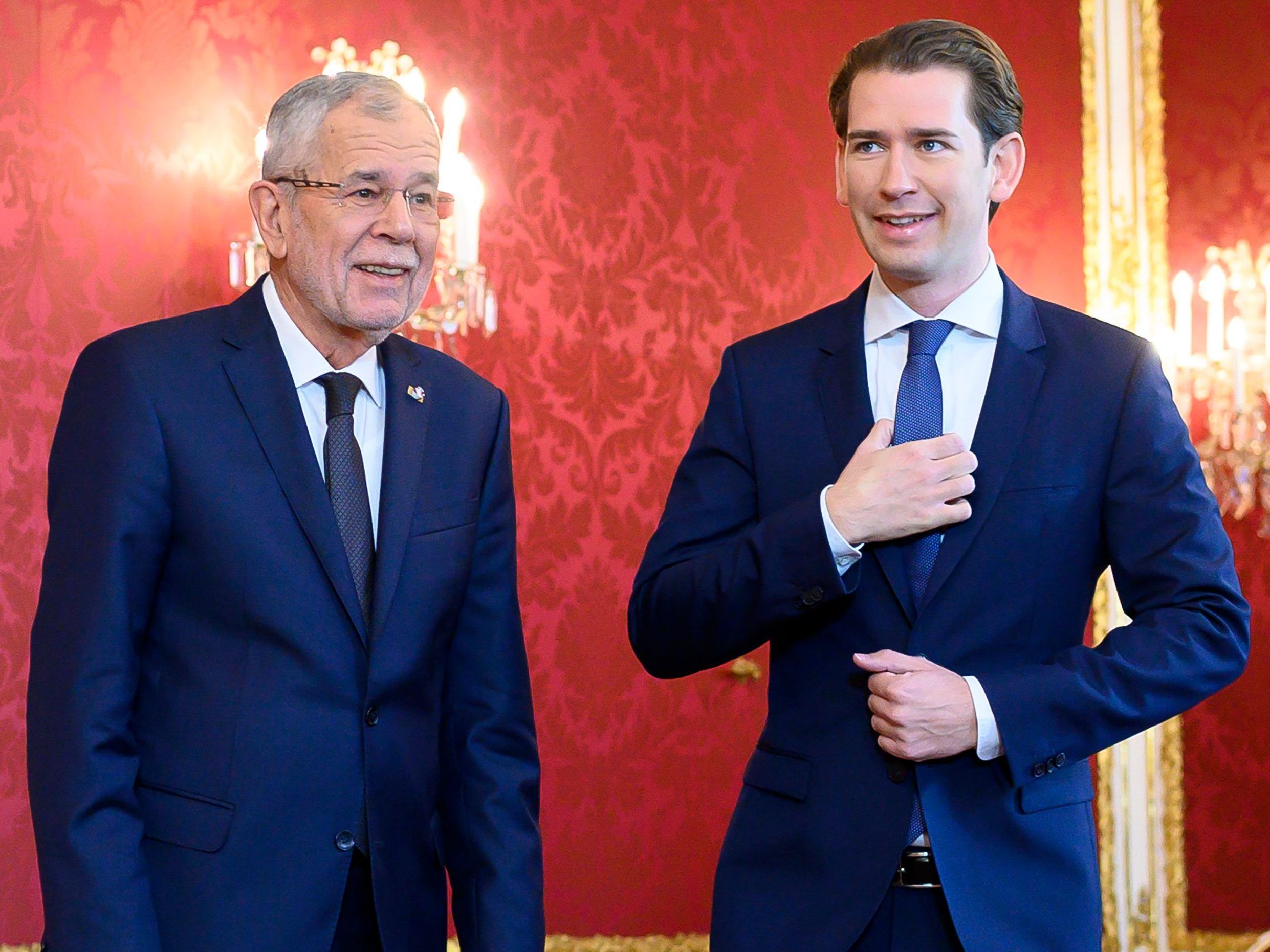 Davor informieren Kurz und Kogler Bundespräsident Alexander Van der Bellen Davor informieren Kurz und Kogler Bundespräsident Alexander Van der Bellen