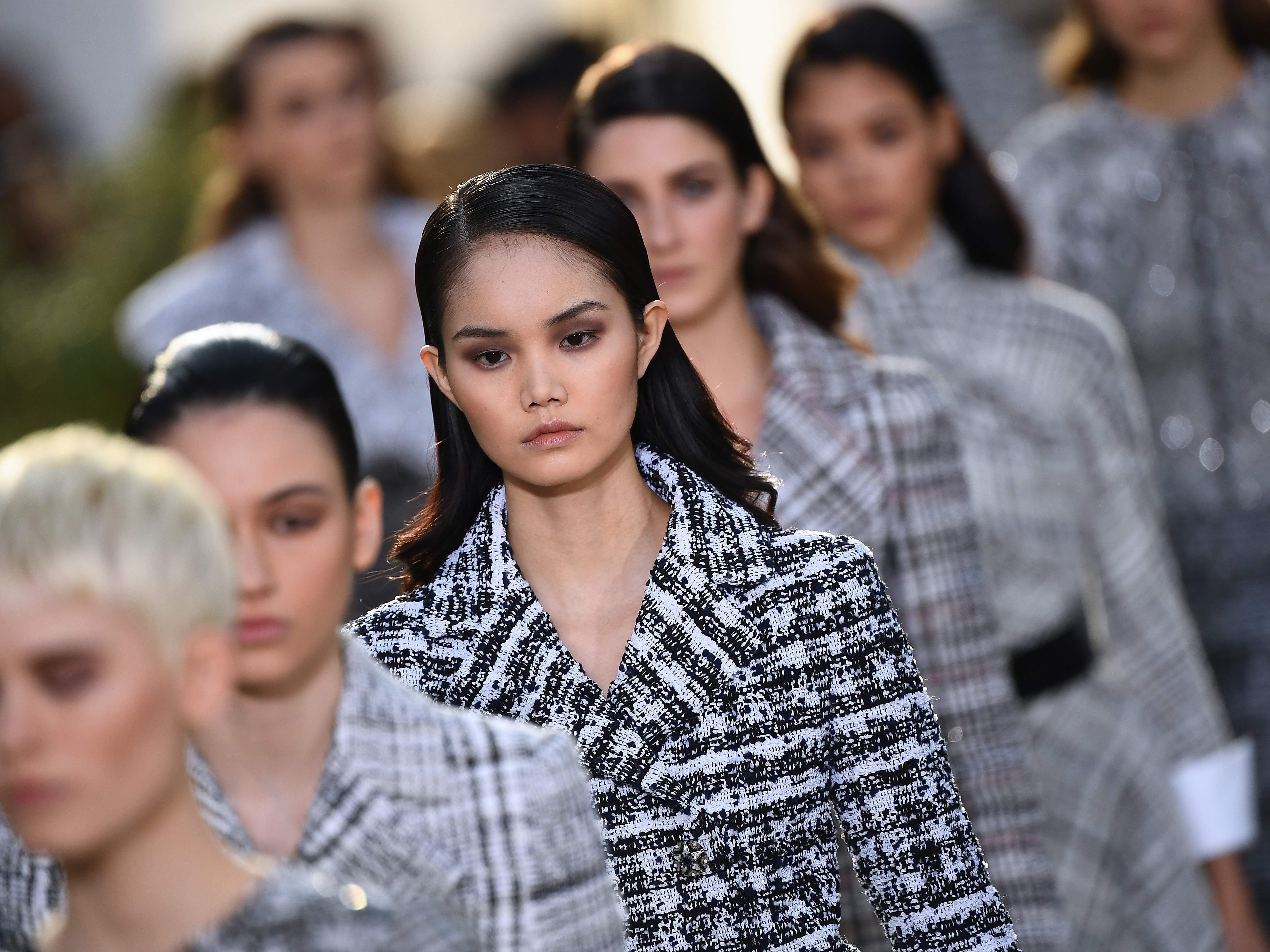 Für Chanel hieß es bei der Haute-Couture-Schau "zurück zum Ursprung".