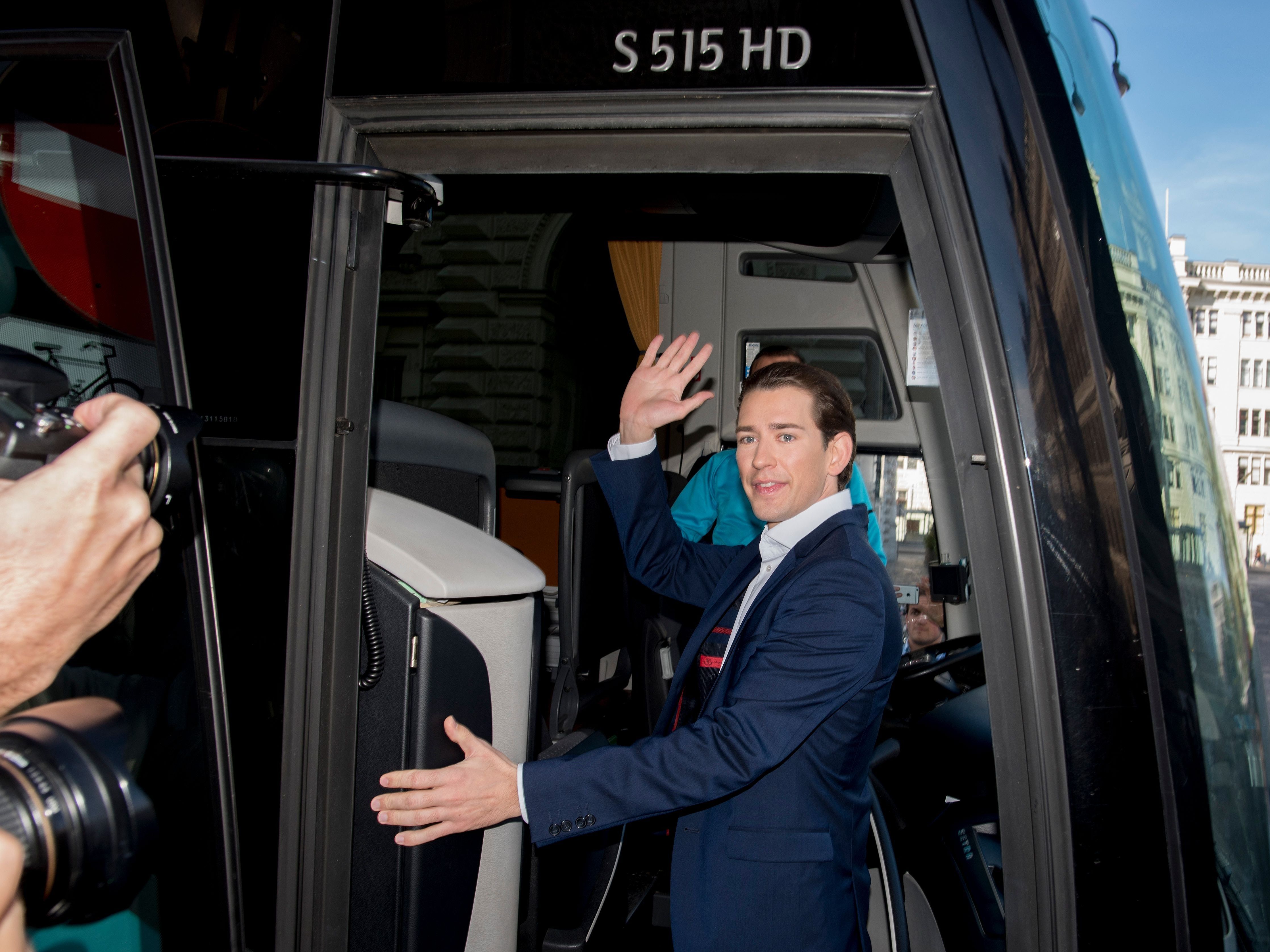 Die Regierungsmitglieder werden gemeinsam mit dem Bus anreisen.