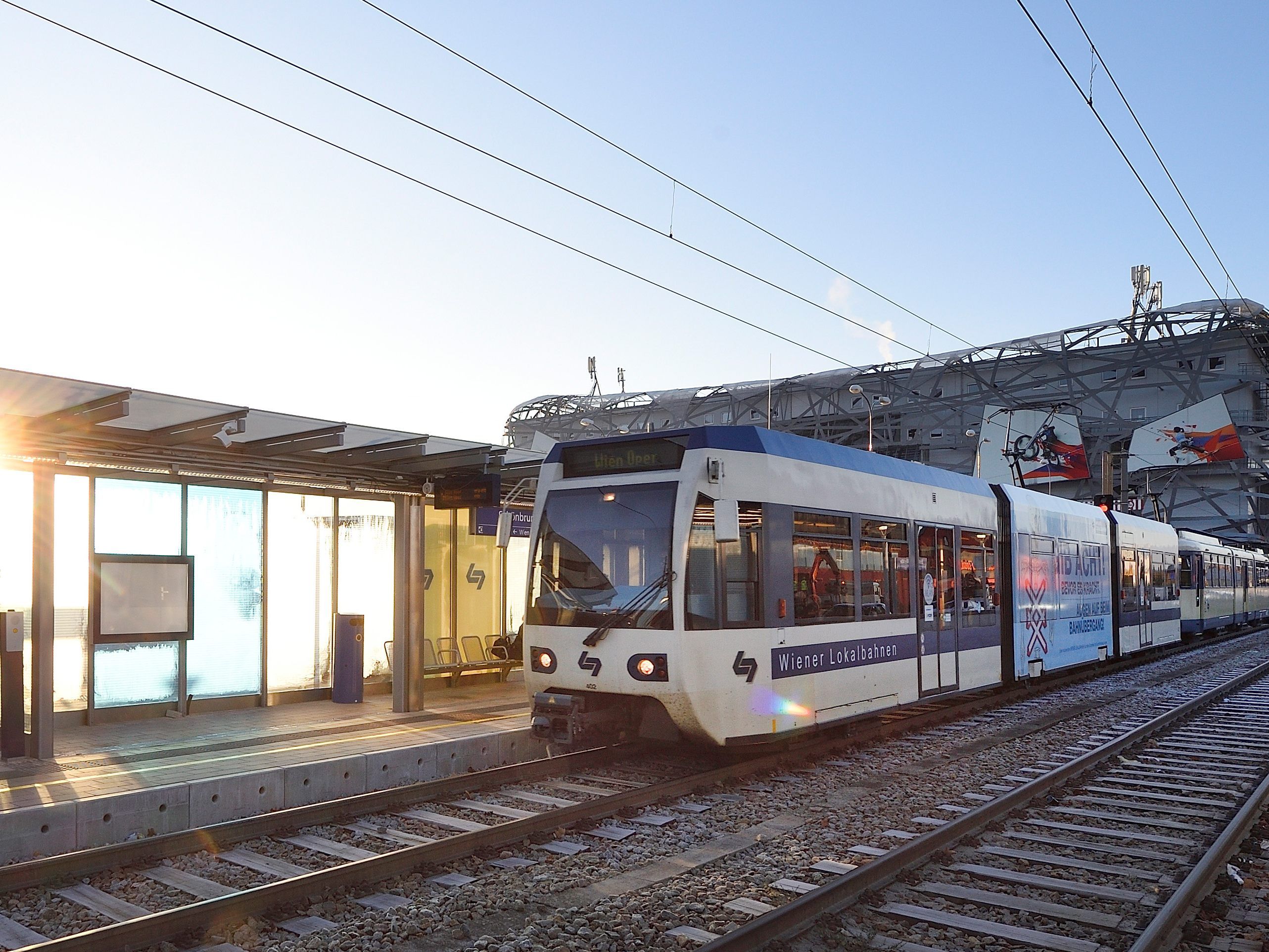 Die Haltestelle "Schönbrunner Allee" der Badner Bahn strahlt in neuem Glanz.