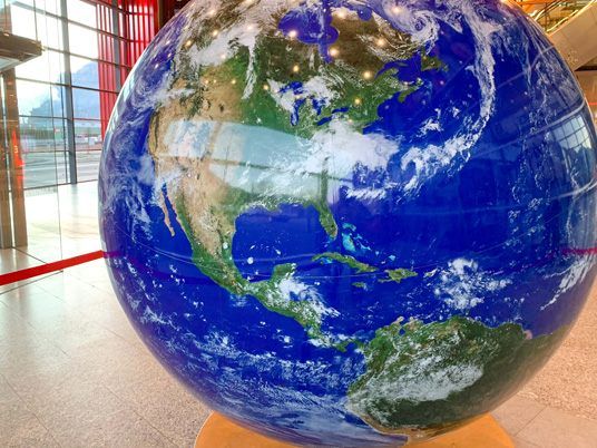 Überdimensionaler Globus mit detaillierten Satellitenaufnahmen. Überdimensionaler Globus mit detaillierten Satellitenaufnahmen.