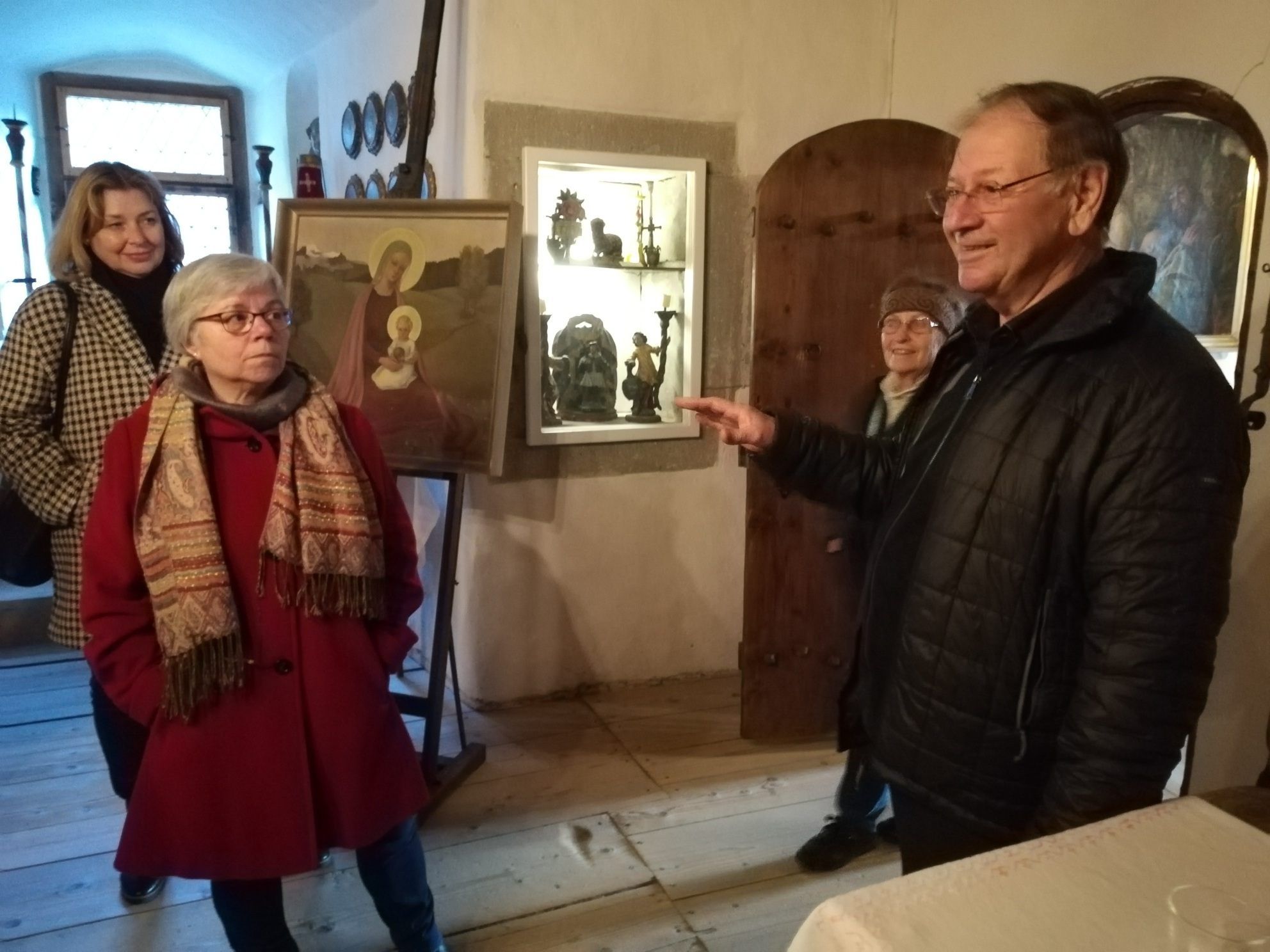 Mag. Albert Ruetz erläutert in der Burgkapelle eine Gemälde der Feldkircher Malerin Gusti Meyer. Mag. Albert Ruetz erläutert in der Burgkapelle eine Gemälde der Feldkircher Malerin Gusti Meyer.