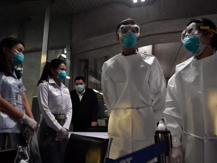 Airport Health Officers bei der Arbeit, um die Ausbreitung des Virus zu verhindern Airport Health Officers bei der Arbeit, um die Ausbreitung des Virus zu verhindern