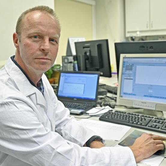 Virologe Stephan Aberle bei der Laboruntersuchung zur Abklärung des Coronavirus