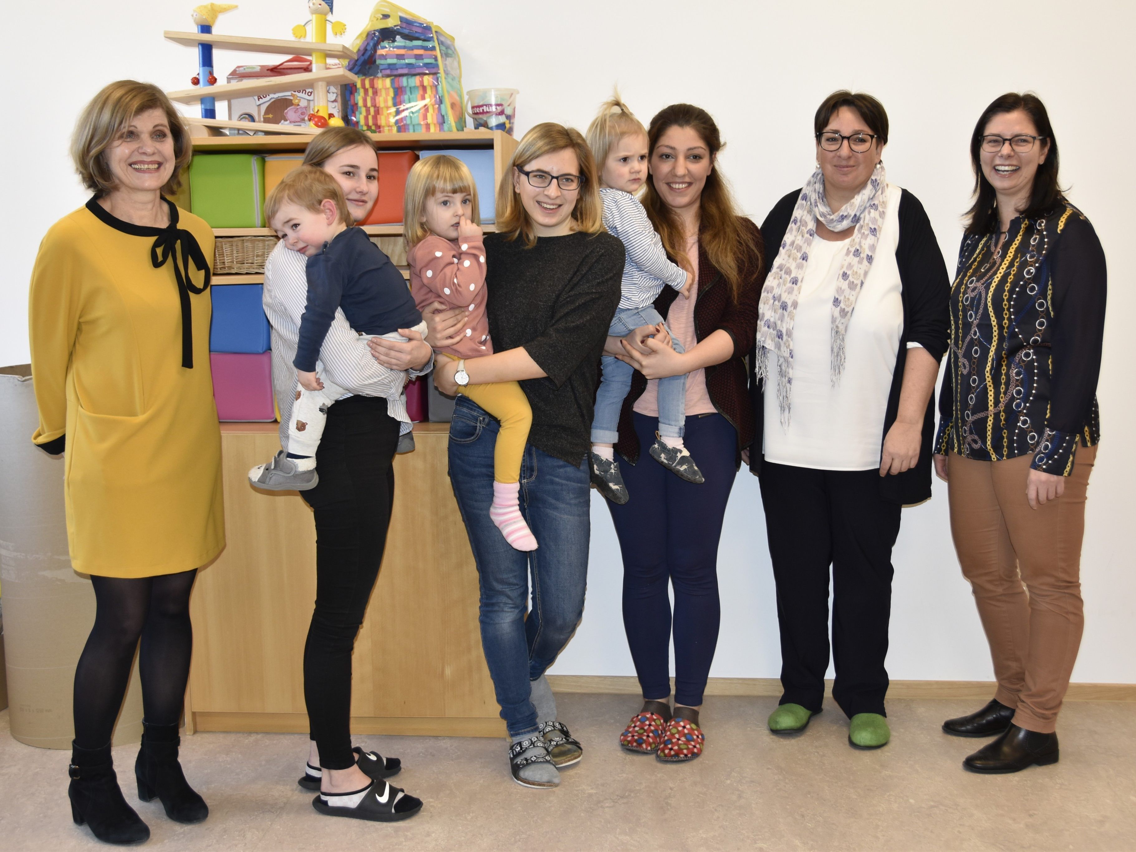 Landesstatthalterin Barbara Schöbi-Fink, Lara Postai, Theresa Längle, Vergine Markosjan, und Elisabeht Simma-Rauch (St.-Peter-Gässele), Bgm. Katharina Wöß-Krall.