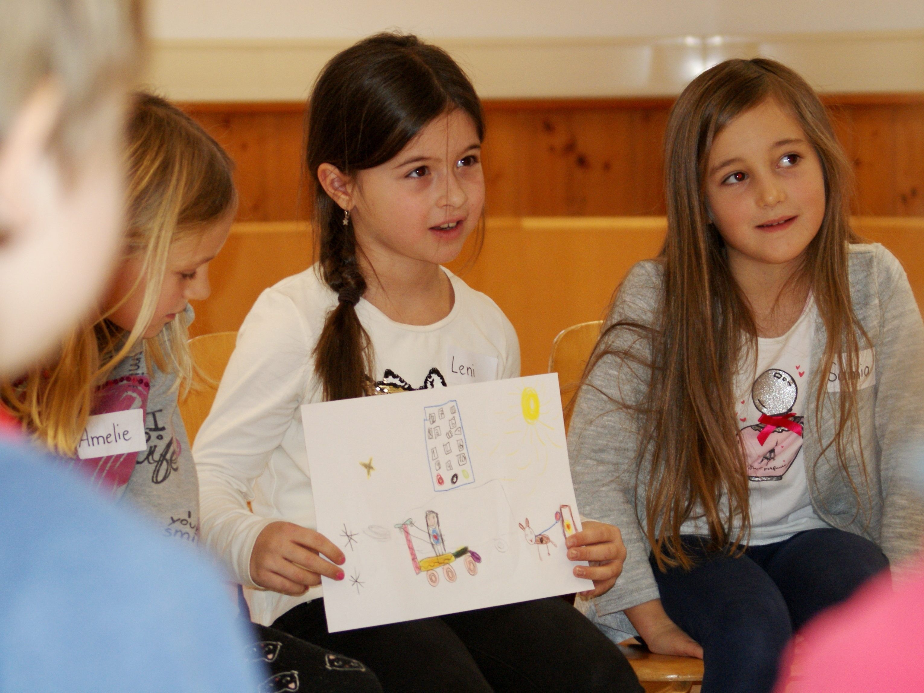 Engagiert & Kreativ: Bucher Volksschulkinder rüsten sich eifrig auf einen besonderen kunstvollen Akt.