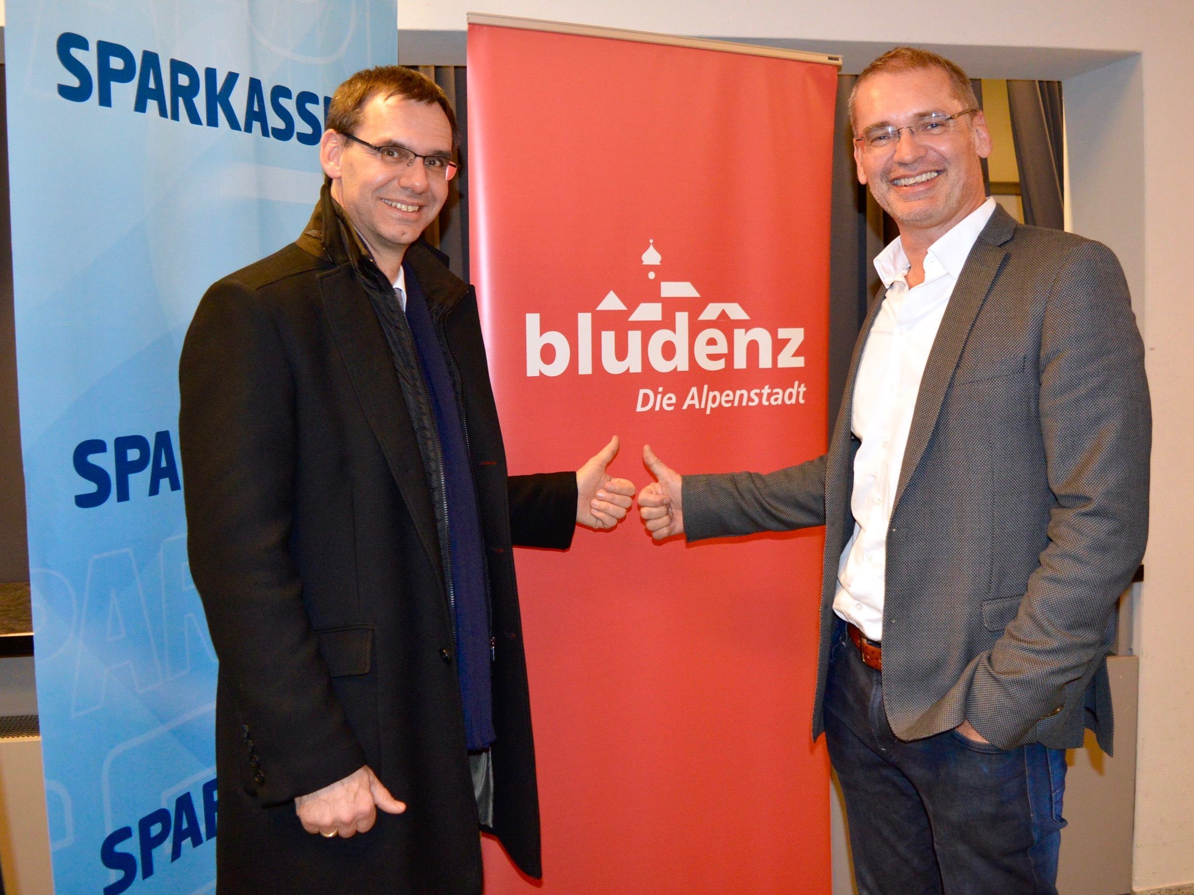 "Daumen hoch" für die Alpenstadt: Landeshauptmann Markus Wallner und Rechtsanwalt Thomas Lins beim Bludenzer Neujahrsempfang 2019 im Stadtsaal.