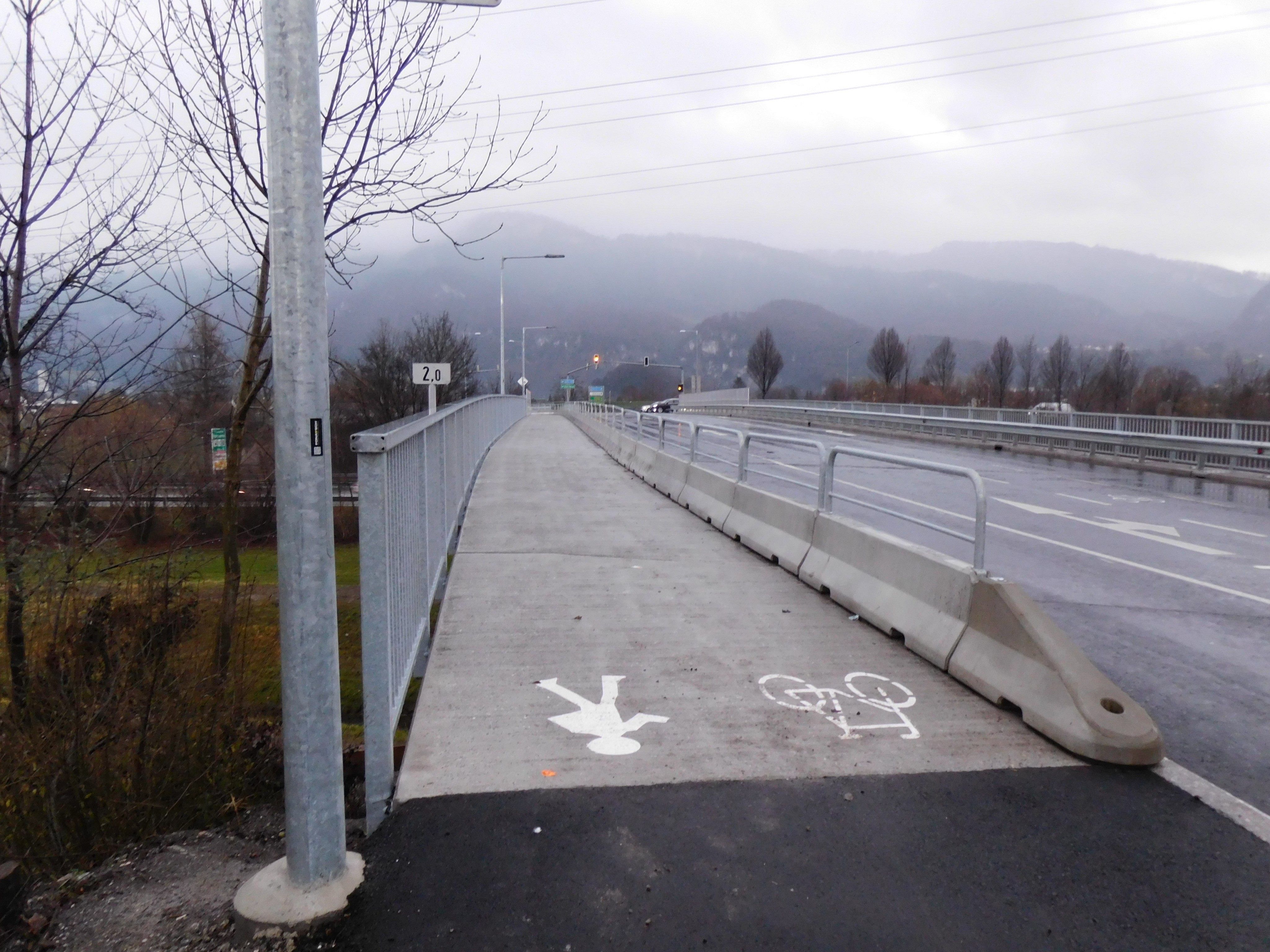 Mehr Sicherheit für Fußgänger und Radfahrer auf der Autobahnbrücke