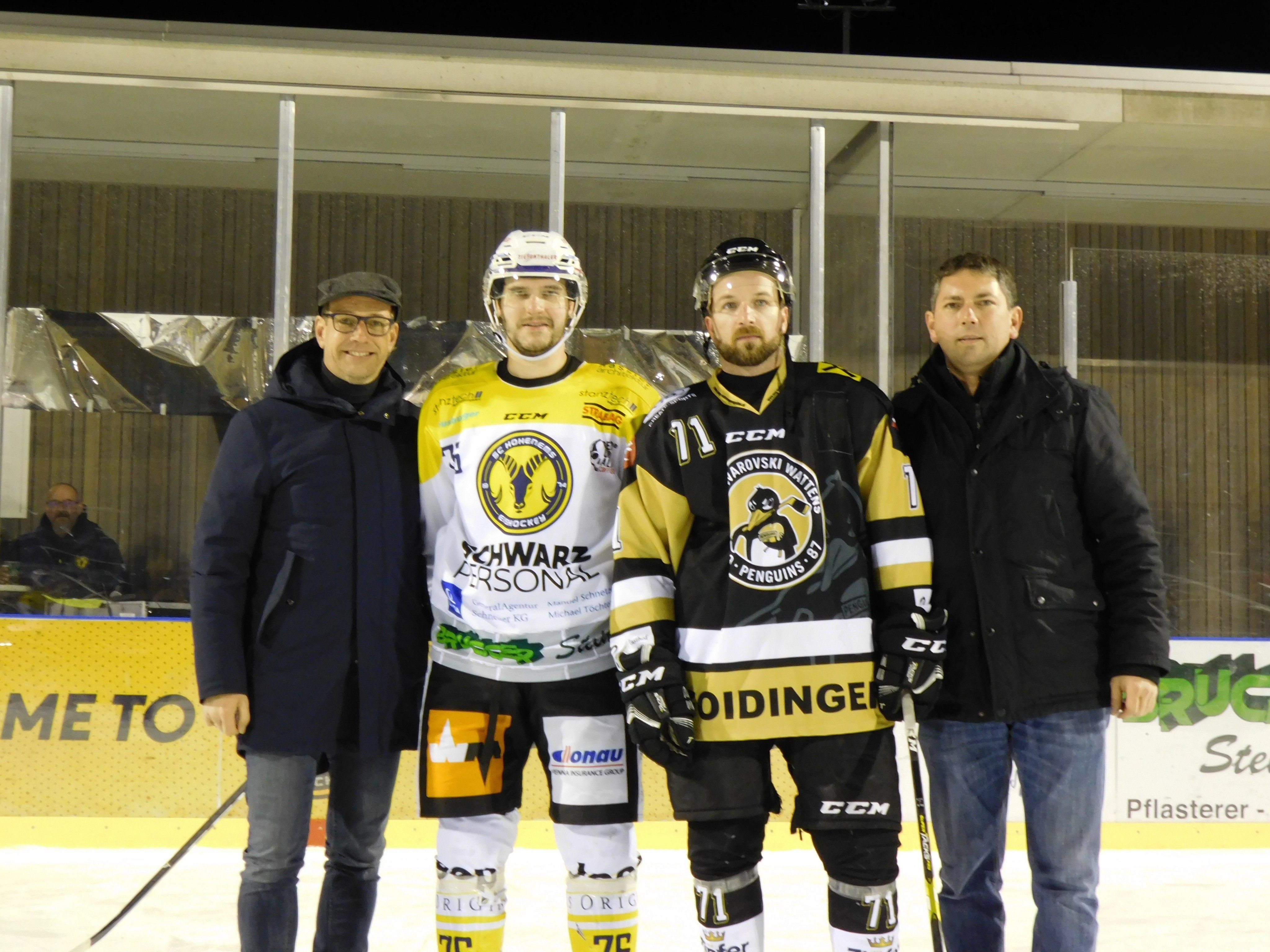 Bürgermeister Dieter Egger ehrt die Spieler des Abends