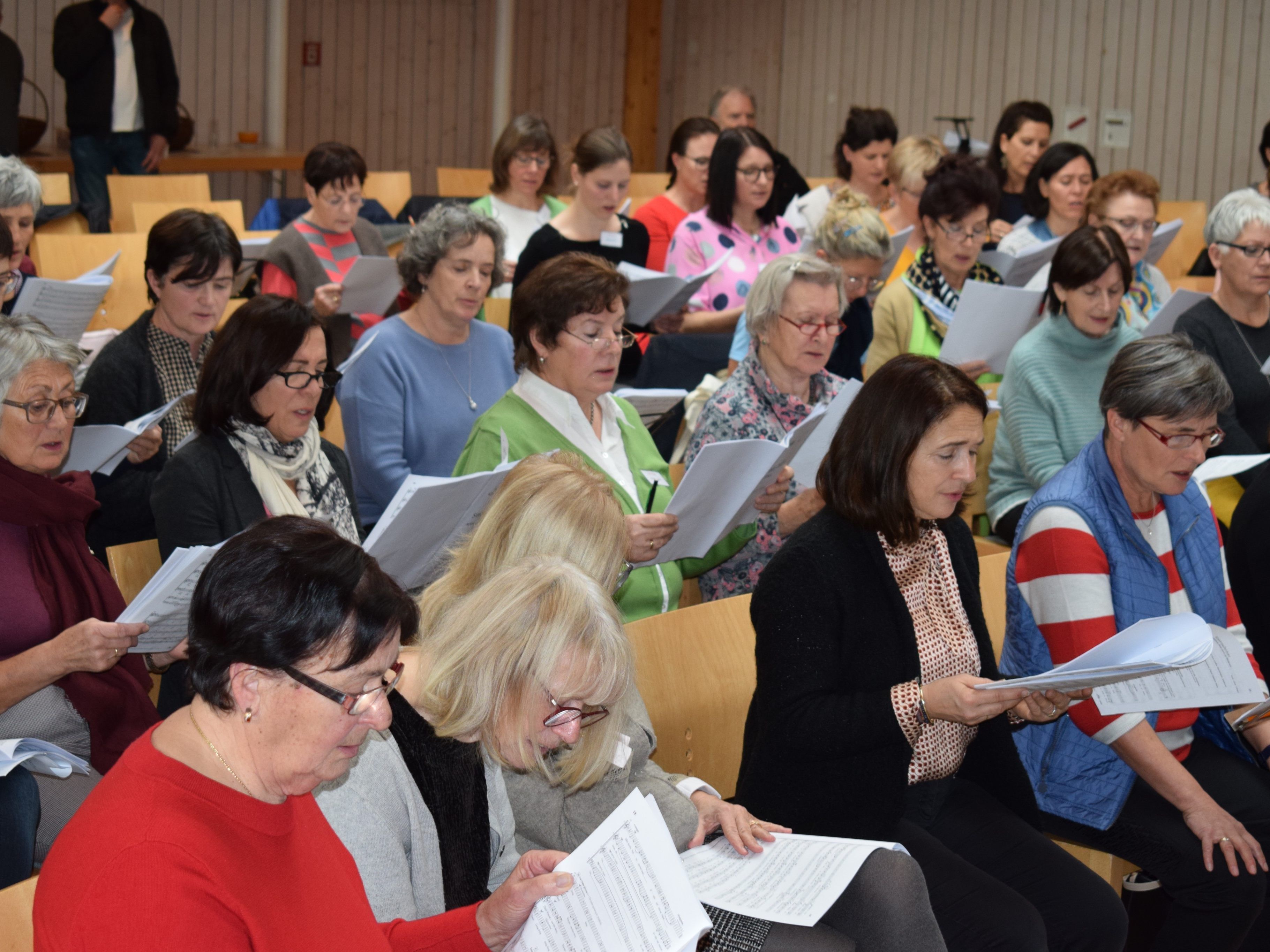 145 motivierte Sängerinnen und Sänger beteiligten sich am Singseminar des Chorforums Bregenzerwald.