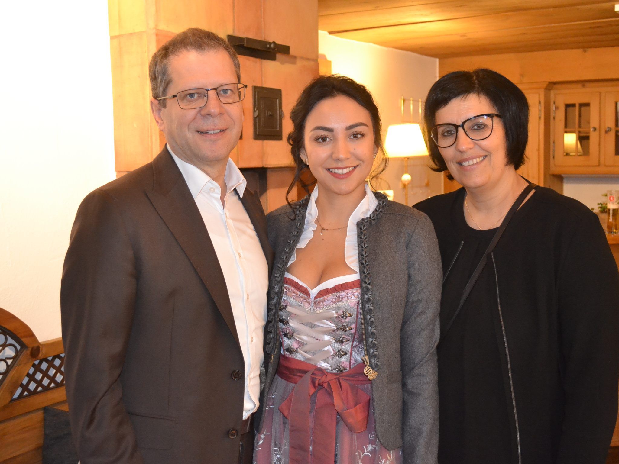 Markus und Edith Borg mit der neuen „Rössle“-Geschäftsführerin Riccarda Borg. Markus und Edith Borg mit der neuen „Rössle“-Geschäftsführerin Riccarda Borg.