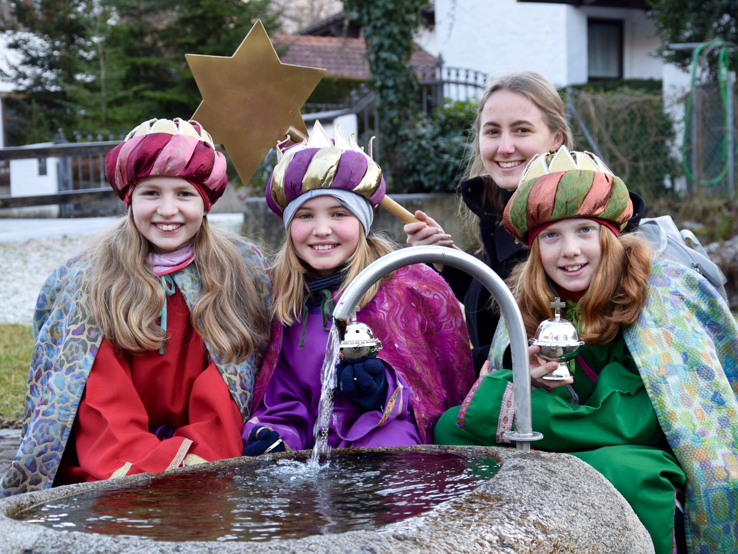 In diesem Jahr sind die Sternsinger vom 2. bis 4. Jänner im Schrunser Gemeindegebiet unterwegs. In diesem Jahr sind die Sternsinger vom 2. bis 4. Jänner im Schrunser Gemeindegebiet unterwegs.