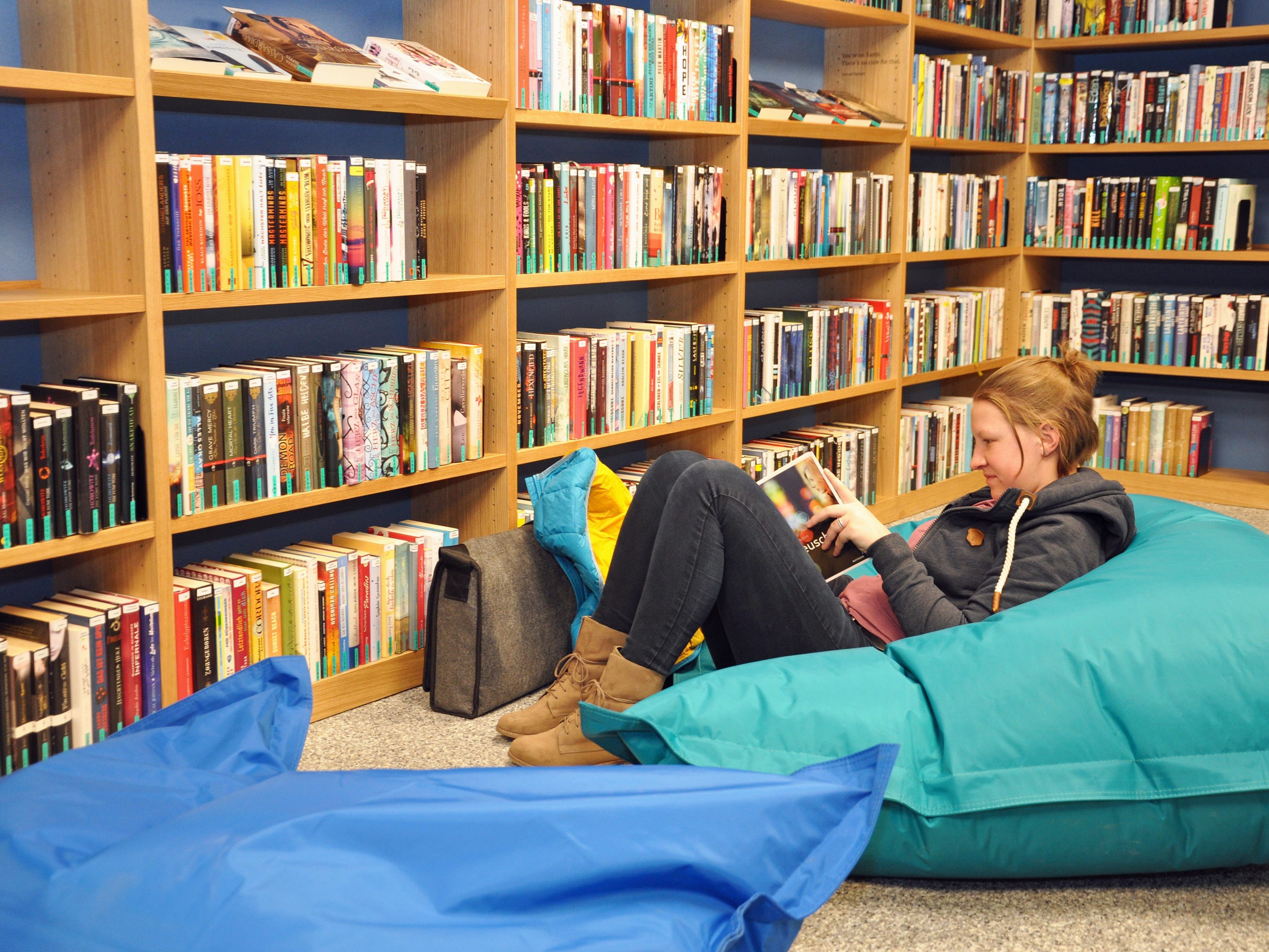 Junge Besucher freuen sich über die neue Jugendbibliothek im Untergeschoss. Junge Besucher freuen sich über die neue Jugendbibliothek im Untergeschoss.