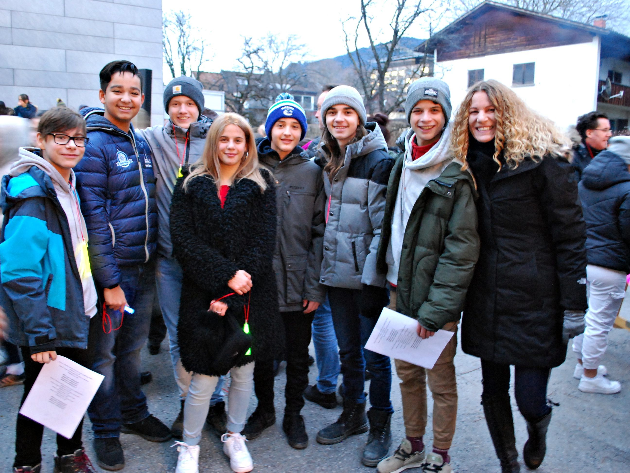 Schüler und die Direktorin (re) freuten sich auf den Start des Winterzaubers. Schüler und die Direktorin (re) freuten sich auf den Start des Winterzaubers.