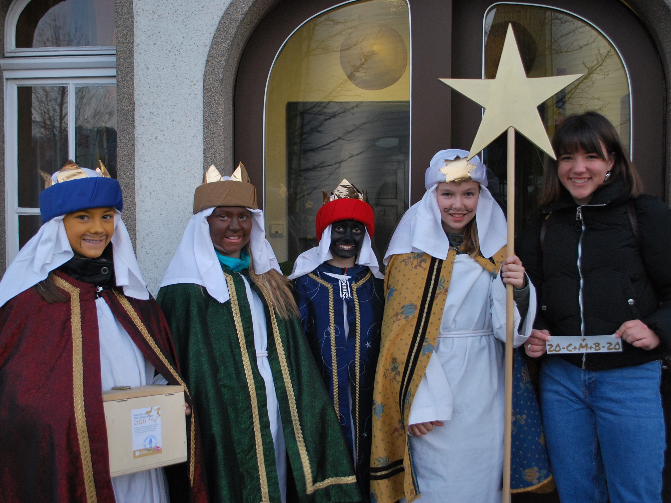 Pia Hellbock, Kyra Rusch, Emilia Bortolotti, Klara Stadelwieser, Lisa Stadelwieser sind für die Dreikönigsaktion im Hatlerdorf unterwegs.