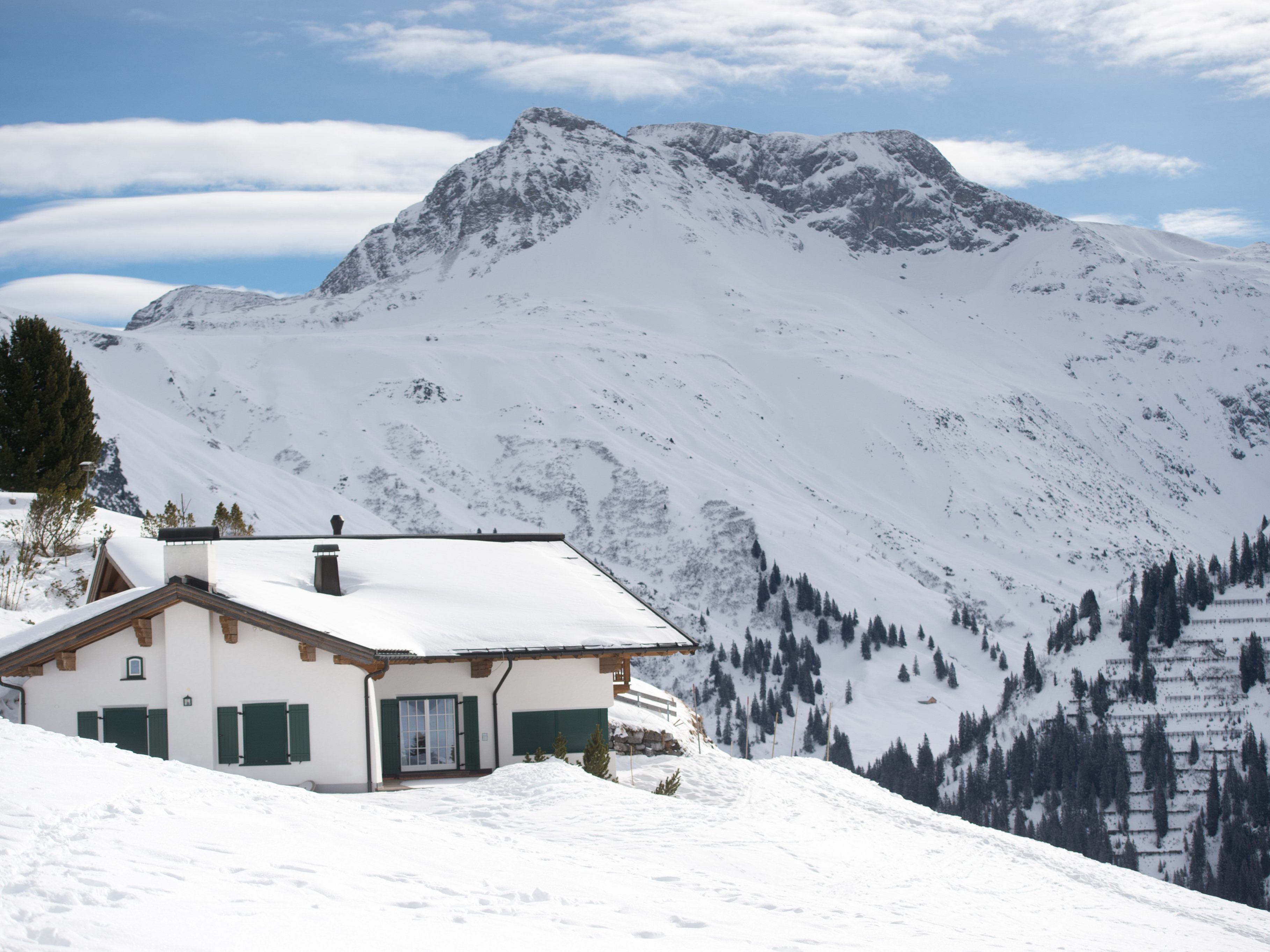 Die Skifahrerin beging Fahrerflucht und ließ die Verletzte auf der Piste liegen.