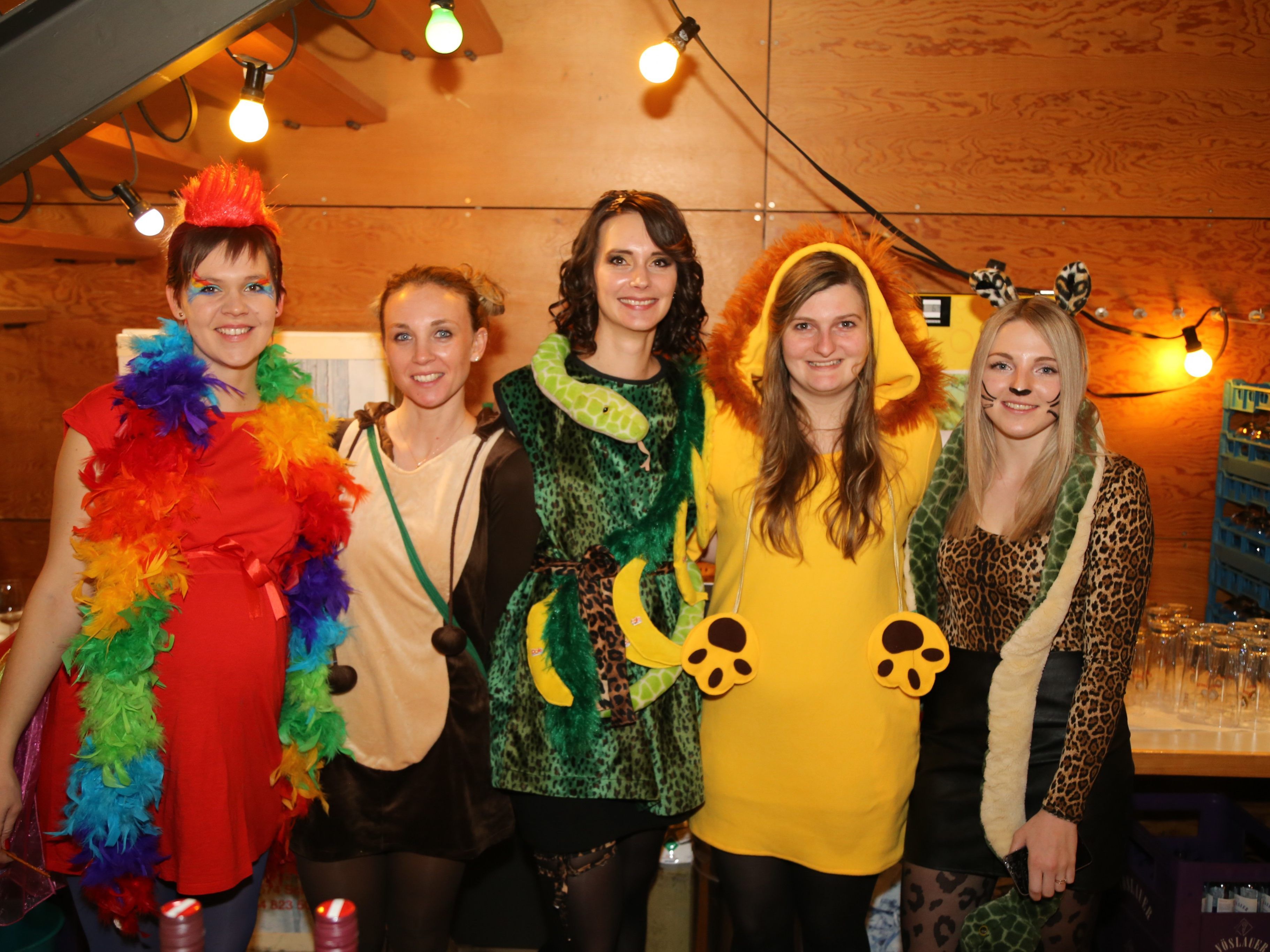 Julia, Melanie, Christina, Anna und Julia genossen den Abend.
